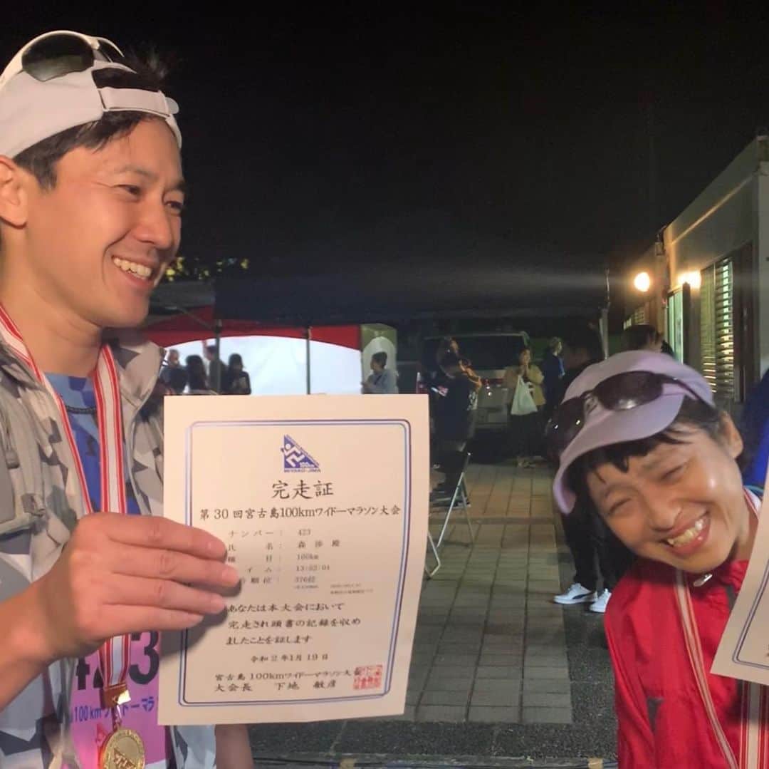 金田朋子さんのインスタグラム写真 - (金田朋子Instagram)「100キロマラソンぽぽちゃんと完走しました！ゴールは娘も一緒に3人で！ やっぱりしんどいけどサイコー！いくつになってもいろんなことに挑戦しまくるぞ！！イェーイ‼️👍🏻」1月21日 13時50分 - kanetomo.choonpa