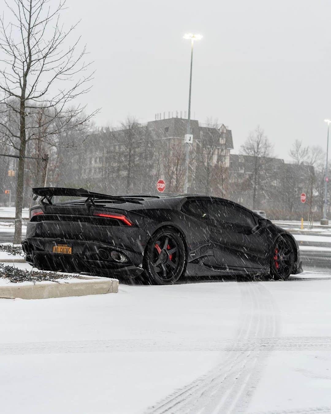 CARLiFESTYLEさんのインスタグラム写真 - (CARLiFESTYLEInstagram)「One perfect looking Lamborghini Huracan in the snow! Photo by @alapreta.photos | Owner @kirill.z #carlifestylefeature」1月21日 14時13分 - carlifestyle