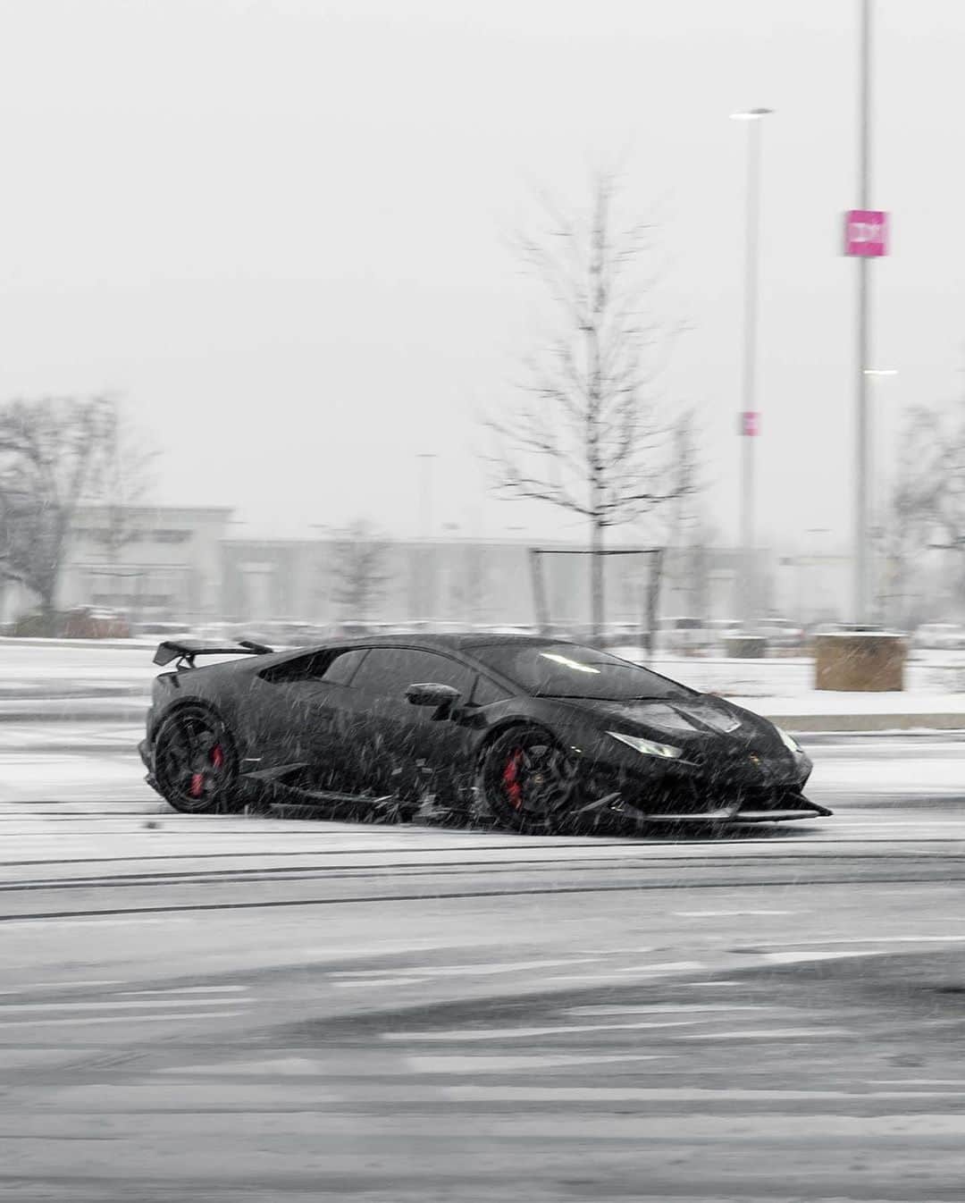 CARLiFESTYLEさんのインスタグラム写真 - (CARLiFESTYLEInstagram)「One perfect looking Lamborghini Huracan in the snow! Photo by @alapreta.photos | Owner @kirill.z #carlifestylefeature」1月21日 14時13分 - carlifestyle