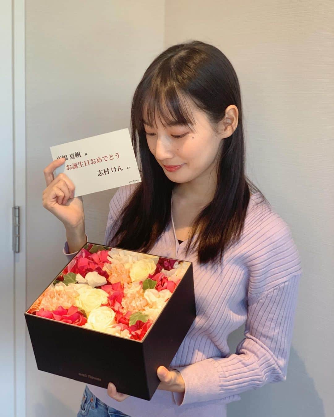 高嶋香帆のインスタグラム：「皆さまおめでとうコメントありがとうございます🥰 全て読んでおります！ 時間がある時にコメント返していきますね💁‍♀️💕 . 昨日事務所に志村けんさんから素敵なお花が届きました💐 びっくりサプライズです🥺✨ 暖かいお心遣いありがとうございます😭✨ 家の玄関に飾りたいと思います🥰」