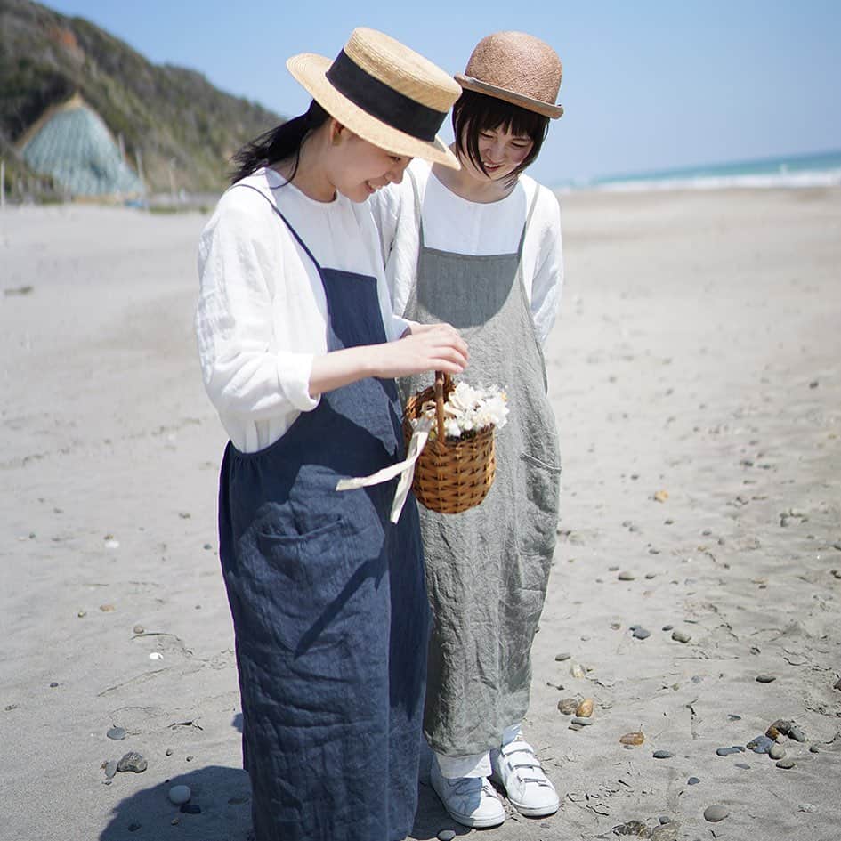 手紙社さんのインスタグラム写真 - (手紙社Instagram)「【「布博 in 東京 vol.13」Week.2 お気に入りのワンピースで女性らしさを身に纏って】 さらりと一枚で着たり、重ね着したり、幅広く楽しめるワンピース。ふんわりと包んでくれるエプロンワンピや、スマートさを演出してくれるシャツワンピ、スタイルアップを叶えてくれるAラインワンピ……。なりたいイメージに合わせて、お気に入りのデザインを選んでみてくださいね。 . ▶︎フォトコンテスト開催中！ 詳細はプロフィールのハイライトから . 【布博 in 東京 vol.13 開催概要】 Week.1「刺繍に恋して」2020年1月17日（金）-19日（日） Week.2「とっておきの一着」2020年1月24日（金）-26日（日） 入場料：700円 会場：町田パリオ（町田市森野1-15-13　3F、4F、5F） JR・町田駅、小田急線町田駅より徒歩1分 . #手紙社#手紙舎#布博#布博in東京#町田#町田パリオ#テキスタイル#洋服#服#スカーフ#ストール#マフラー#ワンピース#ブラウス#シャツ#ニット#nunohaku#textile#fabric#accessory#fashion#broach#handmade#scarf#stall#muffler#shirt#blouse#knit#onepieace」1月21日 14時10分 - tegamisha