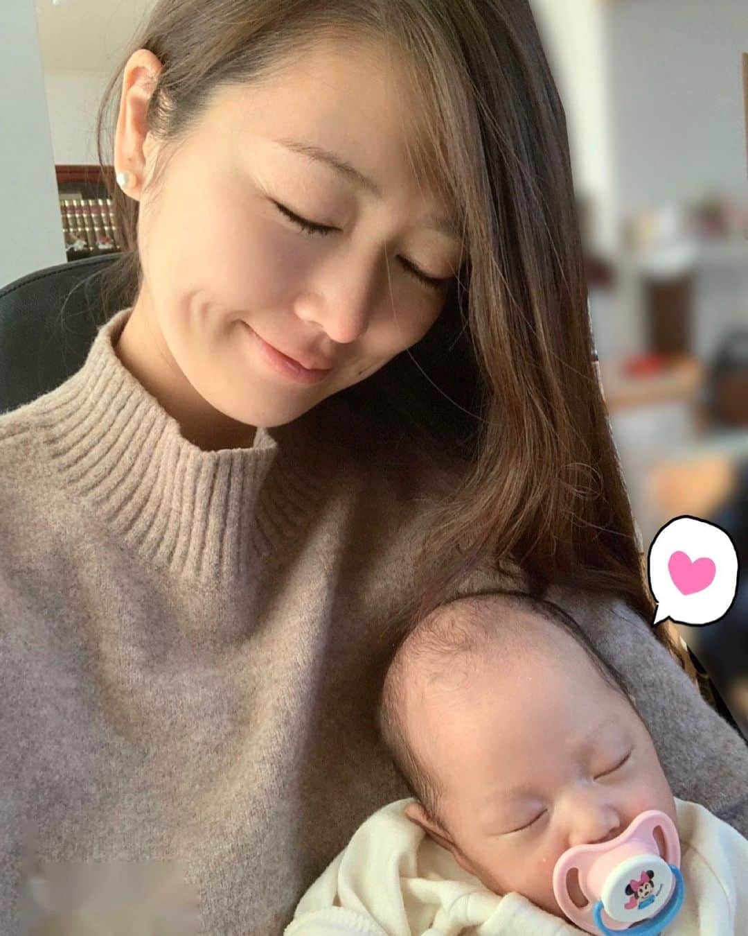 花田浩菜のインスタグラム：「#生後1ヶ月 の娘ちゃん。  起きている時もお腹が痛い時以外はあまりぐずらず、今のところはよく寝る子で、ただ天使👼  赤ちゃんの癒され効果が抜群すぎて、つい息子も寝ている時だと一緒に寝たくなっちゃう…💤 . . . 子供がいる生活になって2年弱、生活がガラッと変わり幸せなこともたくさんだけど、一気に老いも出てきた感を鏡の自分を見るとひしひし感じます😂😂😂w  目尻のシワと口元のシワが写真を見ると毎回気になる〜。特に笑いシワ🤣 . . . そんな中、  DEW　リンクルスマッシュ  @dew_official_jp を頂いたので✨年明けからバレンタインまでの1ヶ月、本気のシワ対策！  #2児ママ になっても『老いたね』ではなく『きれいになったね❤️』とバレンタインに言われたらいいな！を夢見て、1ヶ月で1本使い切ってみます👏  目元と口元を中心に塗り込む#シワ改善美容液 ですが、テクスチャーもしっとりで保湿してくれつつ、ベタつかない感じ。朝晩念入りに塗り込んでいます👁💕 ハリが出てきてくれたら嬉しいなああ😊❤️ . . . #リンクルスマッシュ #シワ改善 #DEW_PR #カネボウDEW #シワ改善 #リンクルスマッシュ #バレンタイン #使い切りスキンケア  #コスメ #DEW #コスメマニア #エイジングケア #コスメ好きさんと繋がりたい #毎日コスメ #コスメ好き #スキンケア #ママ美容 #ママライフ #親子 #令和ベイビー #令和元年ベビー #女の子ママ #赤ちゃんのいる生活 #happy #happydays」