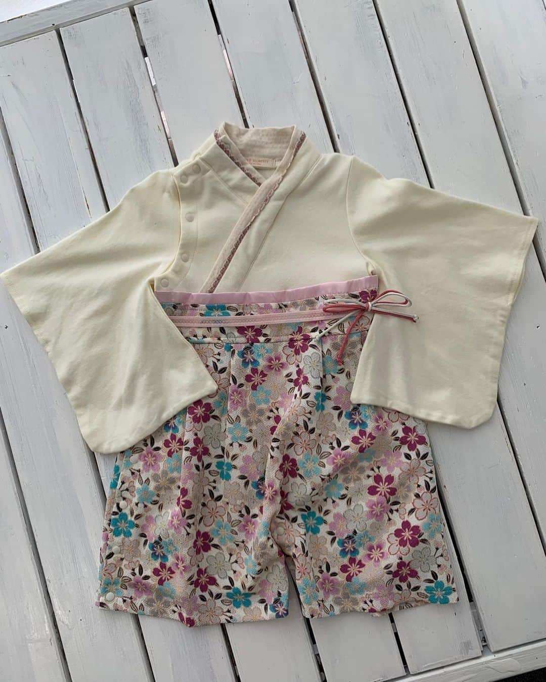子供衣装レンタル専門店コハレさんのインスタグラム写真 - (子供衣装レンタル専門店コハレInstagram)「閉店に伴い  ベビーアートや 衣装を格安でお譲りしております＼(^ω^)／ . . 中でも スウィートマミー さんの袴ロンパースは中古品ですが状態も良く おすすめです☆ . . ご注文多数のため、在庫が少なくなってきています。 . ひなまつりや端午の節句での衣装を、お探しの方、お早めにどうぞ＼(^ω^)／ . . 本商品は中古品です。 着用回数は在庫分もそれぞれ、３回ほどレンタルで出ております。 その都度メンテナンスをしているので目立つ汚れはなく、状態良いです。 . . お気軽にお問い合わせ下さいませ。 .  #ベビーアート﻿ #コハレ﻿ #cohare﻿ #コハレキカク﻿ #寝相アート﻿ #ハーフバースデー﻿ #6ヶ月﻿ #赤ちゃん﻿ #赤ちゃんのいる暮らし﻿ #ベビー﻿ #ベビーフォト﻿ #ベビーアートレンタル﻿ #離乳食初期﻿ #男の子ママ﻿ #女の子ママ﻿ #新米ママ﻿ #男の子ベビー﻿ #女の子ベビー﻿ #モデル撮影﻿ #明石市﻿ #こんにちは赤ちゃん﻿ #ミンネ﻿ #インテリア小物﻿ #ハンドメイド雑貨﻿ #ウッドバナー」1月21日 14時18分 - cohare_r