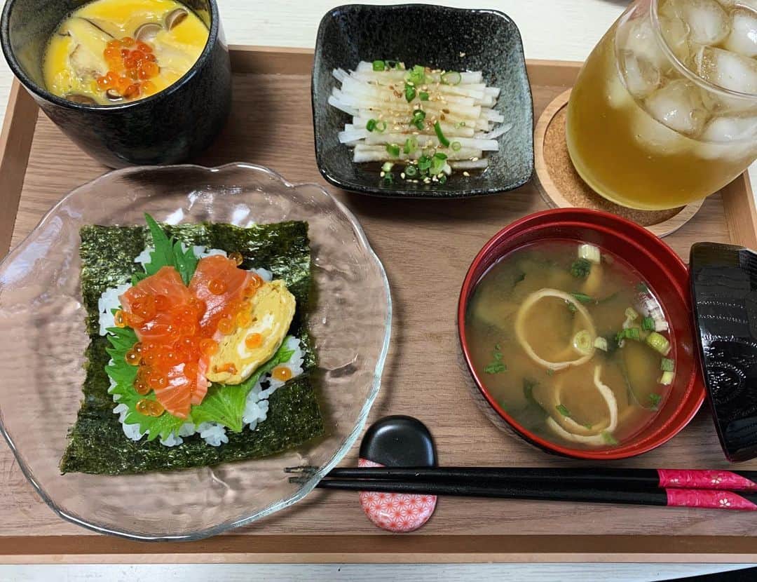 七尾カンナのインスタグラム：「. . 最近のごはん🥰 . 🍴手巻き寿司 🍴お味噌汁(あさげ) 🍴茶碗蒸し 🍴大根サラダ . どーしても手巻き寿司が食べたくて、お刺身が安いときに作りました🙋🏻‍♀️💞 何人かで手巻き寿司パーティーがしたい、、笑 . 🍴オムレツ . ふわふわオムレツをつくってみたくて挑戦してみたんだけど、形悪いし火通りすぎて割った時とろ〜ってしないし、またリベンジします😂 お店のみたいに上手くいかない、、😂 中はかろうじて半熟でした😂 . . . . . #オムレツ #手巻き寿司 #おうちごはん #おうちカフェ #クッキングラム #献立 #料理記録 #オムレツ動画 #七尾めし #フォローミー」
