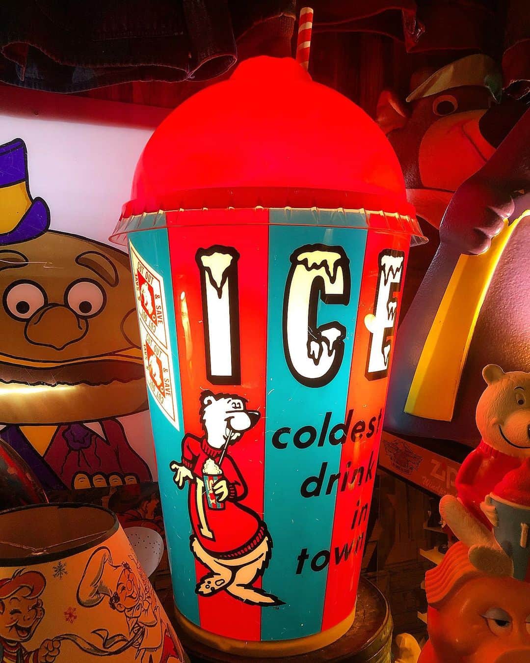大川知英のインスタグラム：「94's VINTAGE GIANT ICEE STORE  DISPLAY LIGHT🇺🇸 通常のBIGじゃなくGIANTなICEE LIGHT❗️ 欲しいと思うと大抵非売品。思い出やいろいろ苦労もあるから手放さない魅力があるのは 当然だ。。俺はいいなーでわ終わらない。。 いや、終われない。。そこから可能性を探しに、、そこからあいつを探し、、4年かけ、 そして見つけた。。ICEE GIANT Lightよ、、 その時、俺はボッ○してしまった。。🧘🏼‍♂️ これからもそんなやつと戦うだろう。。UPI❗️ #iceebear #giant #storedisplay #light #94s#vintage#通常よりデカイサイズ #ダサい言い回し#最高の眺め#感動 #amecajiboys #takatsubase#アメトイ部キャプテン」