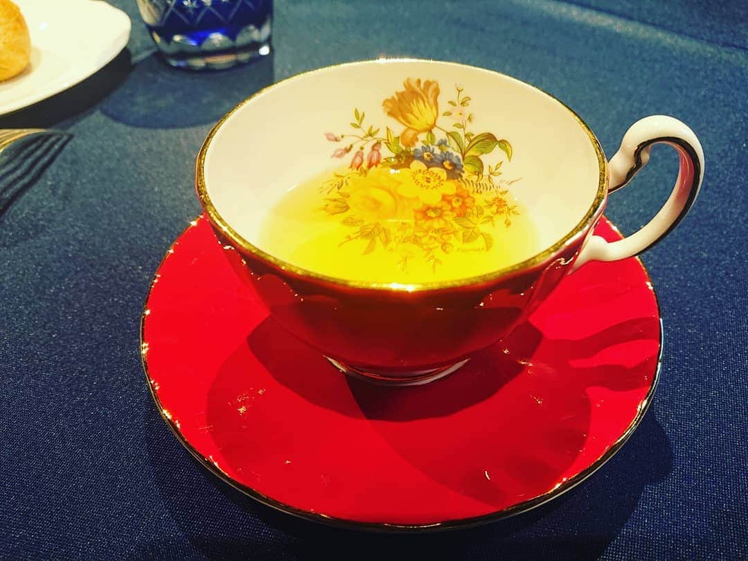 石原祐美子さんのインスタグラム写真 - (石原祐美子Instagram)「驚きの連続だった京都大原野のレストラン #スポンタネ ・ ・ 黄金色に光り輝くこちらのスープ！！！！ ・ なんと！！トマトスープでしたΣ(°д°ﾉ)ﾉ すーっと細胞の奥まで潤っていくような不思議な感覚。。。 ・ ・ 前菜、スープ、メイン、どれもこれも私の想像をぶっ超えた味٩(๑>ᴗ<๑)۶ ・ どのお料理も、生命をいただいてる感謝の気持ちに溢れます🙏 ・ ・ ま、じ、で、素晴らしすぎる( o̴̶̷᷄ ·̫ o̴̶̷̥᷅ ) ・ ・ 岩見さん、驚きすぎてフォークとフォーク持ってしもてたよ😂 ・ ・ 京都グルメタクシー岩間さんの料理人時代の師匠、凄すぎました(ﾉ_ _)ﾉ✨٩(๑>ᴗ<๑)۶ ・ ・ たとえ遠くからでも、特別な日に、大切な人とぜひ１度🙇‍♀️絶対に強く思い出に残ること間違いなしの素敵なフレンチレストランです✨ 私は、一人ででも、また絶対に行きたい。。。 ・ ・ #京都グルメ #京都フレンチ #kyoto #京都洛西 #フレンチ #フランス料理 #京都ランチ #京都ディナー #予約制 #大原野 #フレンチコース #一軒家レストラン #駐車場あり #京都市西京区 #ビストロ #ビストロスポンタネ #レストランスポンタネ #自家栽培野菜 #ジビエ #トマトスープ #また行きたい #いつか絶対 #もう1回食べたい #食べスタグラム ・ ・ #京街Diary #kBS京都テレビ #毎週金曜日18時から生放送  #見てね💕」1月21日 14時52分 - chiki2johnny14