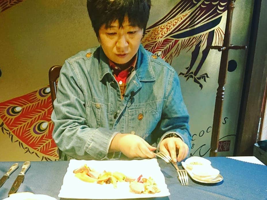 石原祐美子さんのインスタグラム写真 - (石原祐美子Instagram)「驚きの連続だった京都大原野のレストラン #スポンタネ ・ ・ 黄金色に光り輝くこちらのスープ！！！！ ・ なんと！！トマトスープでしたΣ(°д°ﾉ)ﾉ すーっと細胞の奥まで潤っていくような不思議な感覚。。。 ・ ・ 前菜、スープ、メイン、どれもこれも私の想像をぶっ超えた味٩(๑>ᴗ<๑)۶ ・ どのお料理も、生命をいただいてる感謝の気持ちに溢れます🙏 ・ ・ ま、じ、で、素晴らしすぎる( o̴̶̷᷄ ·̫ o̴̶̷̥᷅ ) ・ ・ 岩見さん、驚きすぎてフォークとフォーク持ってしもてたよ😂 ・ ・ 京都グルメタクシー岩間さんの料理人時代の師匠、凄すぎました(ﾉ_ _)ﾉ✨٩(๑>ᴗ<๑)۶ ・ ・ たとえ遠くからでも、特別な日に、大切な人とぜひ１度🙇‍♀️絶対に強く思い出に残ること間違いなしの素敵なフレンチレストランです✨ 私は、一人ででも、また絶対に行きたい。。。 ・ ・ #京都グルメ #京都フレンチ #kyoto #京都洛西 #フレンチ #フランス料理 #京都ランチ #京都ディナー #予約制 #大原野 #フレンチコース #一軒家レストラン #駐車場あり #京都市西京区 #ビストロ #ビストロスポンタネ #レストランスポンタネ #自家栽培野菜 #ジビエ #トマトスープ #また行きたい #いつか絶対 #もう1回食べたい #食べスタグラム ・ ・ #京街Diary #kBS京都テレビ #毎週金曜日18時から生放送  #見てね💕」1月21日 14時52分 - chiki2johnny14