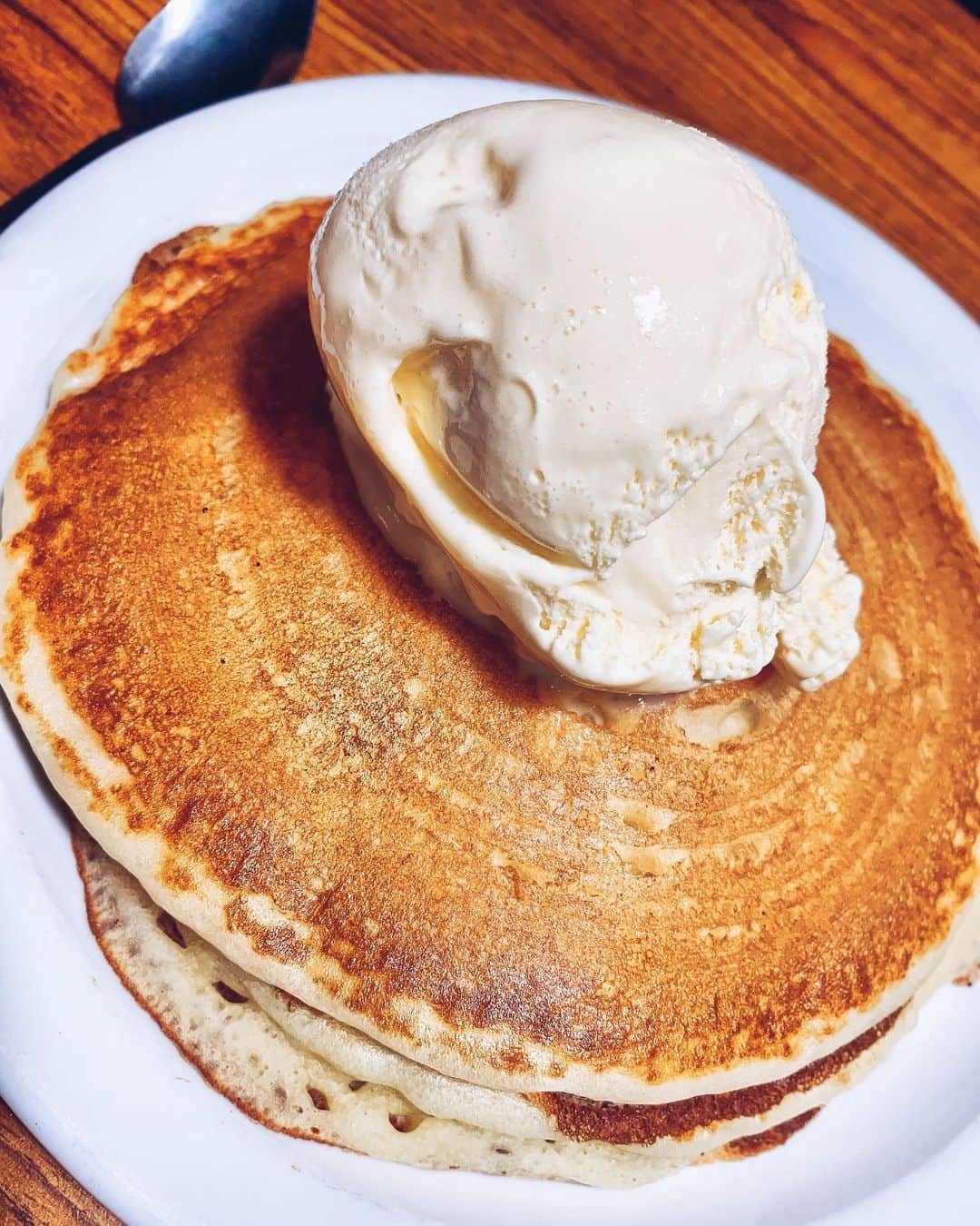 sananasのインスタグラム：「Good morning 😜Qui veut une livraison Pancakes 🥞 ? Les Denny’s sont vraiment les meilleurs à mes yeux 🤤Je vous souhaite un bon réveil mes babes !」