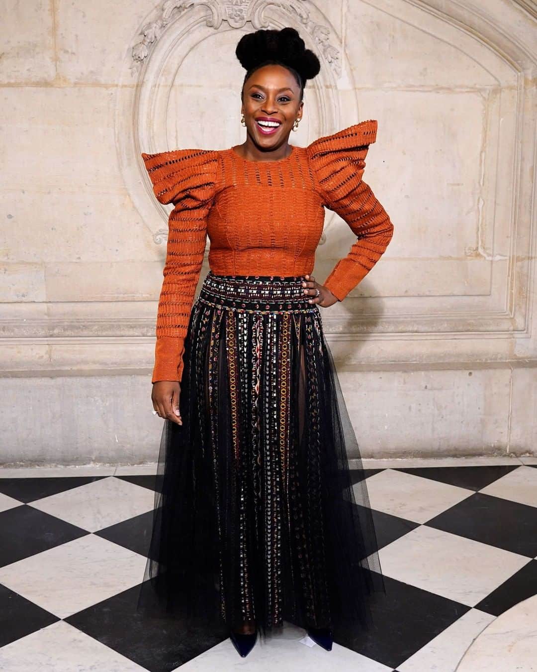 クリスチャンディオールさんのインスタグラム写真 - (クリスチャンディオールInstagram)「Friend of the House @Chimamanda_Adichie, the Nigerian author who collaborated on @MariaGraziaChiuri's debut show for the House, arrived at the #DiorCouture Spring-Summer 2020 show wearing a #DiorCruise 2020 skirt.」1月21日 15時00分 - dior