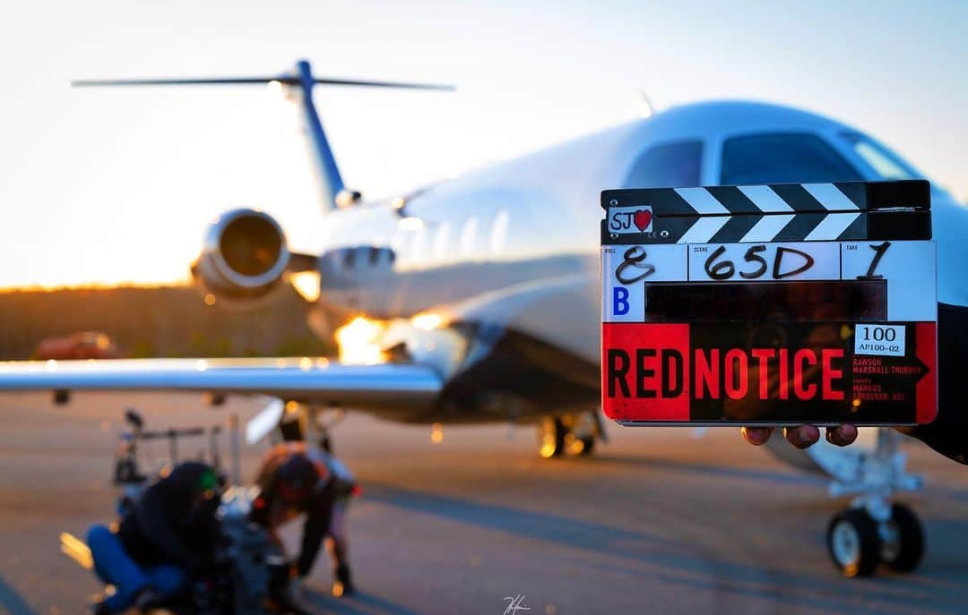 ドウェイン・ジョンソンさんのインスタグラム写真 - (ドウェイン・ジョンソンInstagram)「Day 1 of shooting our RED NOTICE has officially begun for @Netflix.  Me and my friends @vancityreynolds and @gal_gadot are on the move.  In the world of international crime, an Interpol issued RED NOTICE is a global alert to hunt down and capture the worlds most wanted.  The world’s greatest art thief.  The world’s greatest tracker.  The worlds greatest conman.  #REDNOTICE♟💎 #Netflix」1月21日 15時02分 - therock