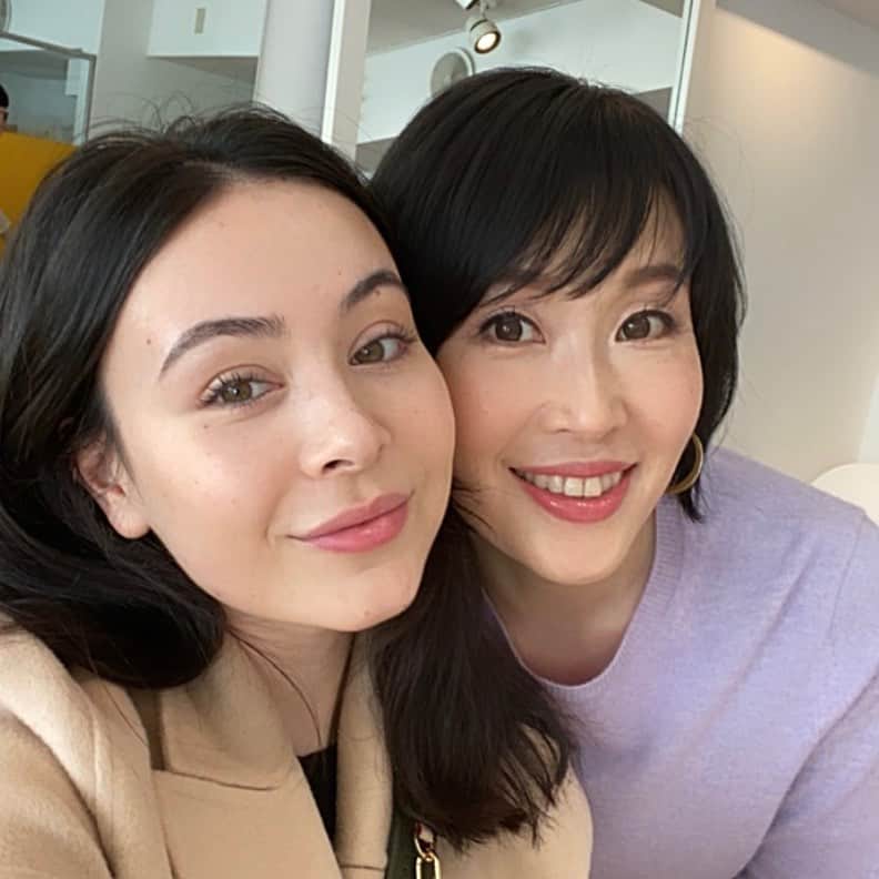 小林ひろ美のインスタグラム：「私にとって娘のような存在のエレナがオフィスに寄ってくれました😘 今日のメイクテーマはナチュラルで、まつ毛はマスカラは使わずにワセリンを付けただけとか👀✨うらやましい❗️ #エレナアレジ後藤 #あえてうれしかった  #おいしいピザ屋さん教えてもらった」
