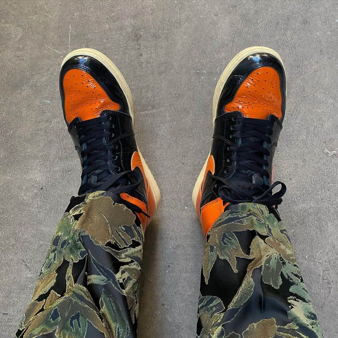 三田真一さんのインスタグラム写真 - (三田真一Instagram)「NIKE AIR JORDAN 1 RETRO HIGH OG “SHATTERED BACKBOARD” オレンジ×黒とカーキの相性良し。 光沢感がいいですね。 @niketokyo  @wataru_ohzeki  @yamaken1013  @driesvannoten」1月21日 15時13分 - mitershinichi