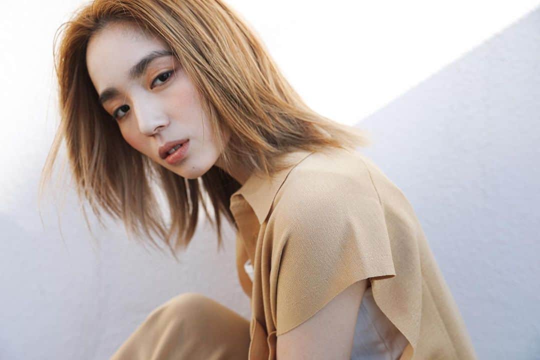Yuta Misumiのインスタグラム：「. ㅤㅤㅤㅤㅤㅤㅤㅤㅤㅤㅤㅤㅤ本日は定休日ですが希望者が集まり撮影勉強会をしております。前半の一コマです。 風ビュンビュン🌬で寒い中ありがとうございました🙇🏻 hairmake @yutamisumi  model @nishiyama_a_sae  #かわいいをすぐそばで#岡崎市美容室#myhairdesign#auralee」