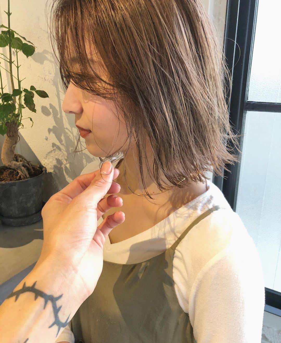 カワシリアツシのインスタグラム：「ベージュ◎ ・ ・ ・オリジナル配合で他にはできないカラー ・◎ ・ ・退色が気になるブリーチカラー用に ・3週間以内のメンテナンスメニューもご用 ・意してます☺︎ ・ ・大切な髪の毛を髪質やダメージレベルに ・合わせ丁寧にブリーチ・カラーいたしま ・す☺︎ ・ ・ブリーチの回数がわからない。 ・料金が気になる。 ・なんでもご気軽にご相談ください😊 ・ ・ご予約やご相談はDM・LINE・NETより ・お待ちしております。 ・ ・ ・ #アディクシー #イルミナカラー  #外国人風カラー #ミニボブ #切りっぱなしボブ #ハイライトカラー #ピンク #ピンクベージュ #ベージュ#ボブ #Wカラー #ストキュア #美容学生 #撮影 #ウルフ #ウルフカット  #ショートヘア #グレージュ  #ハンサムショート #ブリーチ #portrait #フィルムカメラ #hairstyle #ショートカット #haircolor #ハイトーン #데일리룩 #时尚 #แฟชั่น#デジキュア」