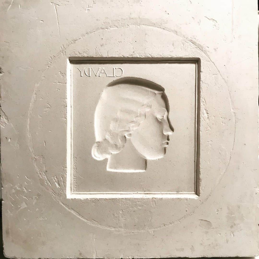 アレクシマビーユのインスタグラム：「Few hours before Haute Couture show storm @alexismabille / peaceful plaster by #marcelrenard #claudy #plaster #pieceofart #claireobscur #alexismabille #showtime #hautecouture #white #alexismabillehautecouture #square #portrait #shadesofwhite #profile」