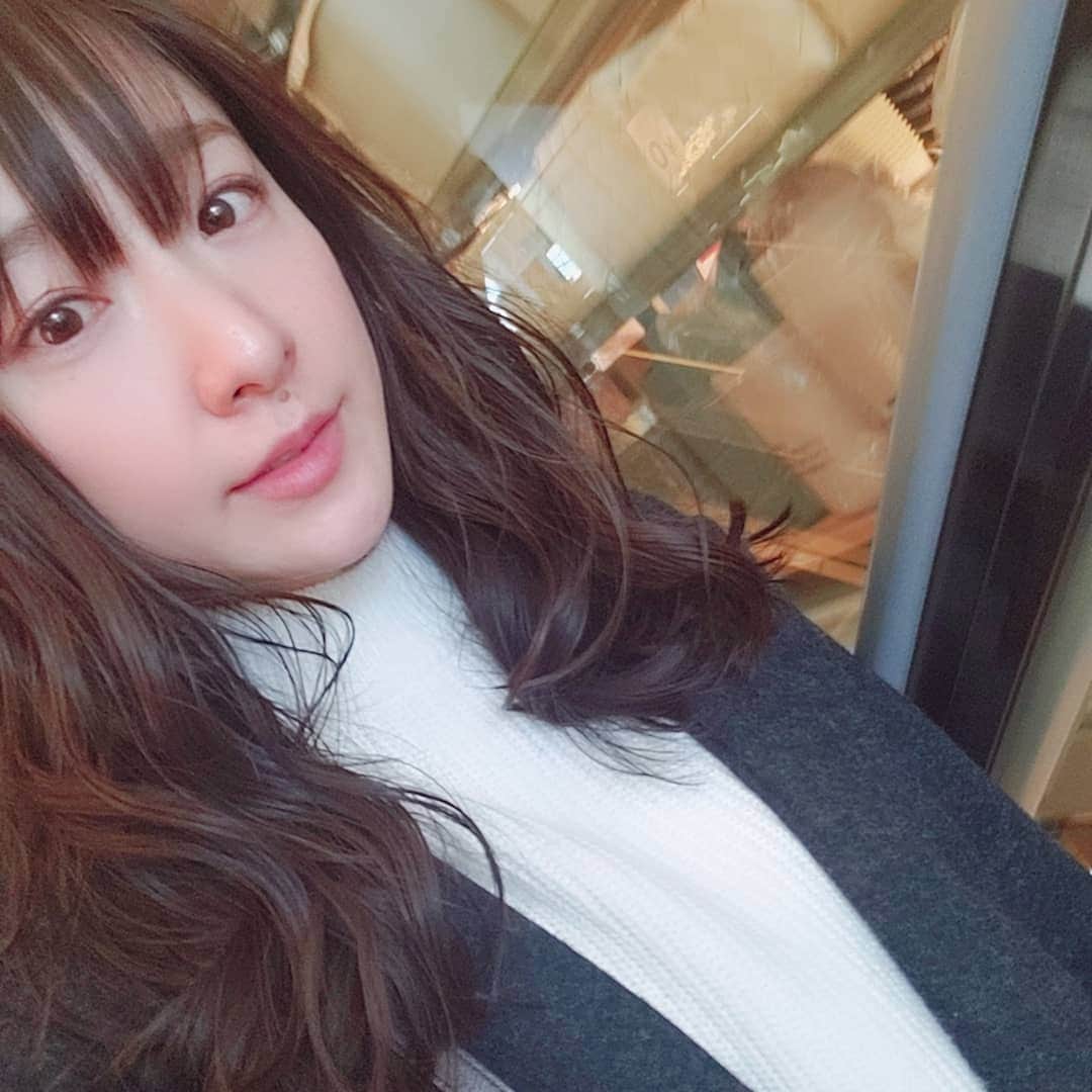 葉山いくみのインスタグラム：「髪の毛を15㎝ほど切ってきましたー✂️✨ 久々にばっさりいきました…！ めちゃくちゃすっきり～💕 元がものすごく長いのでそんなに雰囲気変わらないかもしれないですけど自分的にはだいぶすっきり！ 本当はボブにしちゃいたい気分だったけど一旦これで様子見します。 この長さ久しぶりだからうきうきする～(⸝⸝ˊ࿀ˋ⸝⸝)」