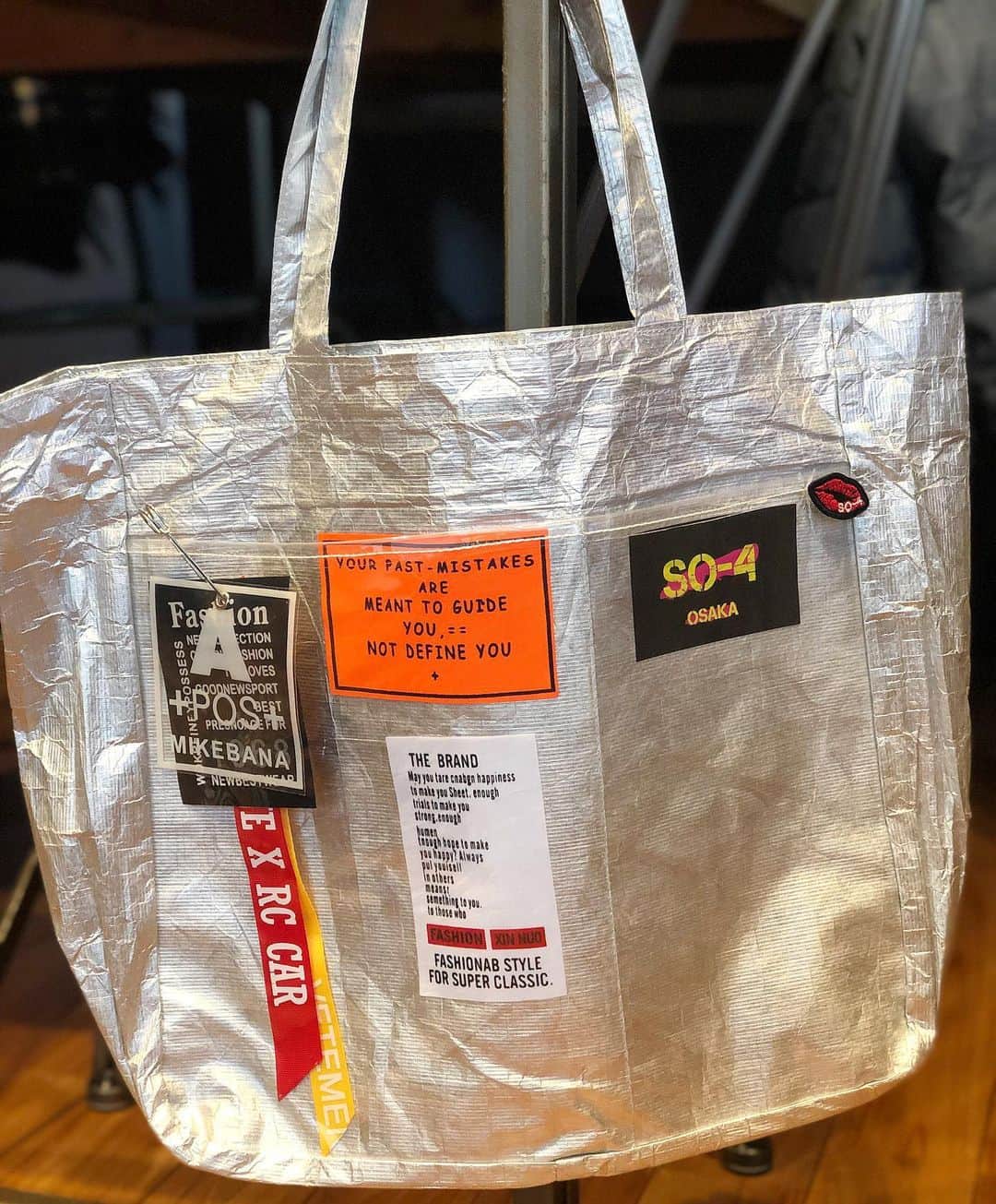 大西宏明のインスタグラム：「一目惚れした👜GET🤩🤩🤩 いつも お世話になってる堺のセレクトショップ👖👕 @soushi.14  #トートバッグ #soushi14 #一目惚れ #アイテム #get #お洒落さんと繋がりたい  #堺市  #セレクトショップ #ペイント #ワッペン #カスタム #デニムスーツ #服装  #smile #ほなっ！！」