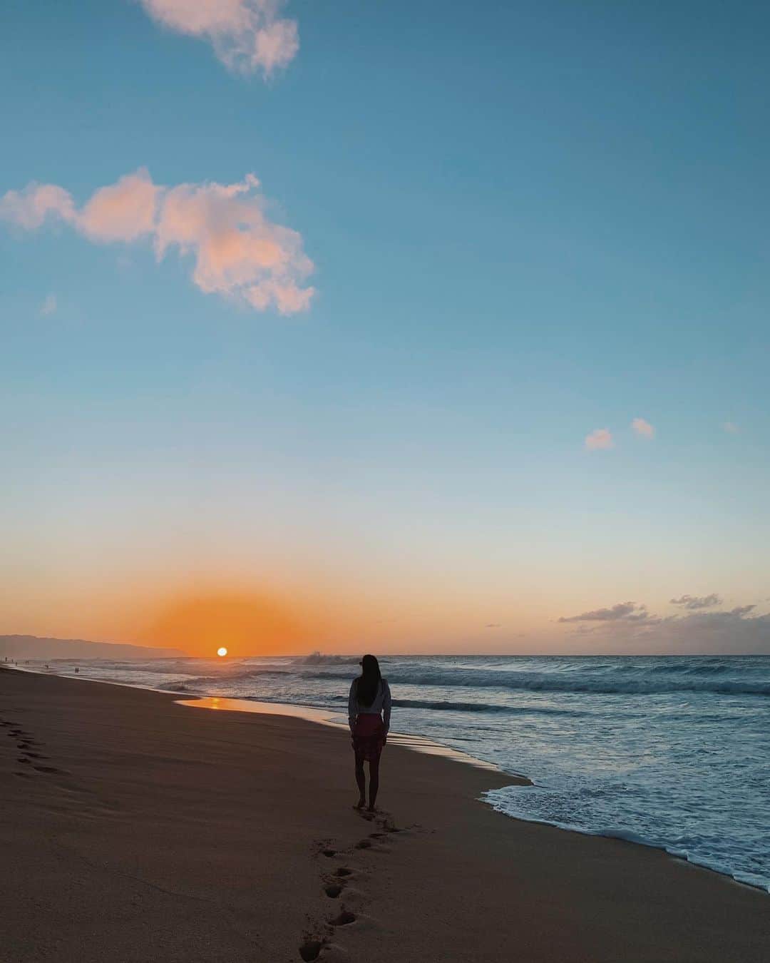 マリア・マーフィーのインスタグラム：「Evening beach walks 💛」