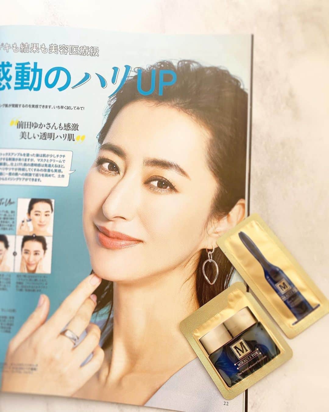 前田ゆかのインスタグラム：「チクチク刺激の後にキュと引き締まって リフトアップする「針コスメ」 ミラクルトックスが、 発売中の美ST3月号付録に登場です❗️ 昨年タイアップで話題になった韓国発針コスメ✨ ＊ ＊ 鈍ってくる肌の新陳代謝を刺激することで巡りを高め肌の中まで深くうるおいを届けます✨ この機会に、 いち早くお試しください！  @be_story_official  #美ST #3月号 #高品質の針コスメ #針コスメ #ミラクルトックス #お得感満載  #付録」