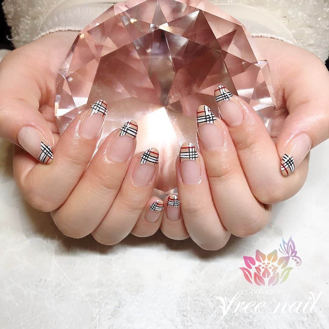 free nail フリーネイルのインスタグラム：「. お客様ネイル💅🏻❄️ . デザインフレンチ💗✨ . バーバリーチェックはいつでも人気🥰❤️ . ご来店ありがとうございました🙇🏻‍♀️🙇🏻‍♀️🙇🏻‍♀️💗 . #ネイルアート #ジェルネイル #ネイルサロン #大阪ネイルサロン #ネイルデザイン #ネイルチェンジ #フレンチネイル #デザインフレンチ #チェックネイル #バーバリーチェック #ベージュネイル #クリアネイル #デザインネイル #トレンドネイル #シンプルネイル #大人ネイル #冬ネイル #winternails #nailsart #nailsdid #美甲 #日式美甲 #日式美甲胶 #日本美甲师 #日本美甲老师 #美甲上课 #日本胶 #フリーネイル #freenail」