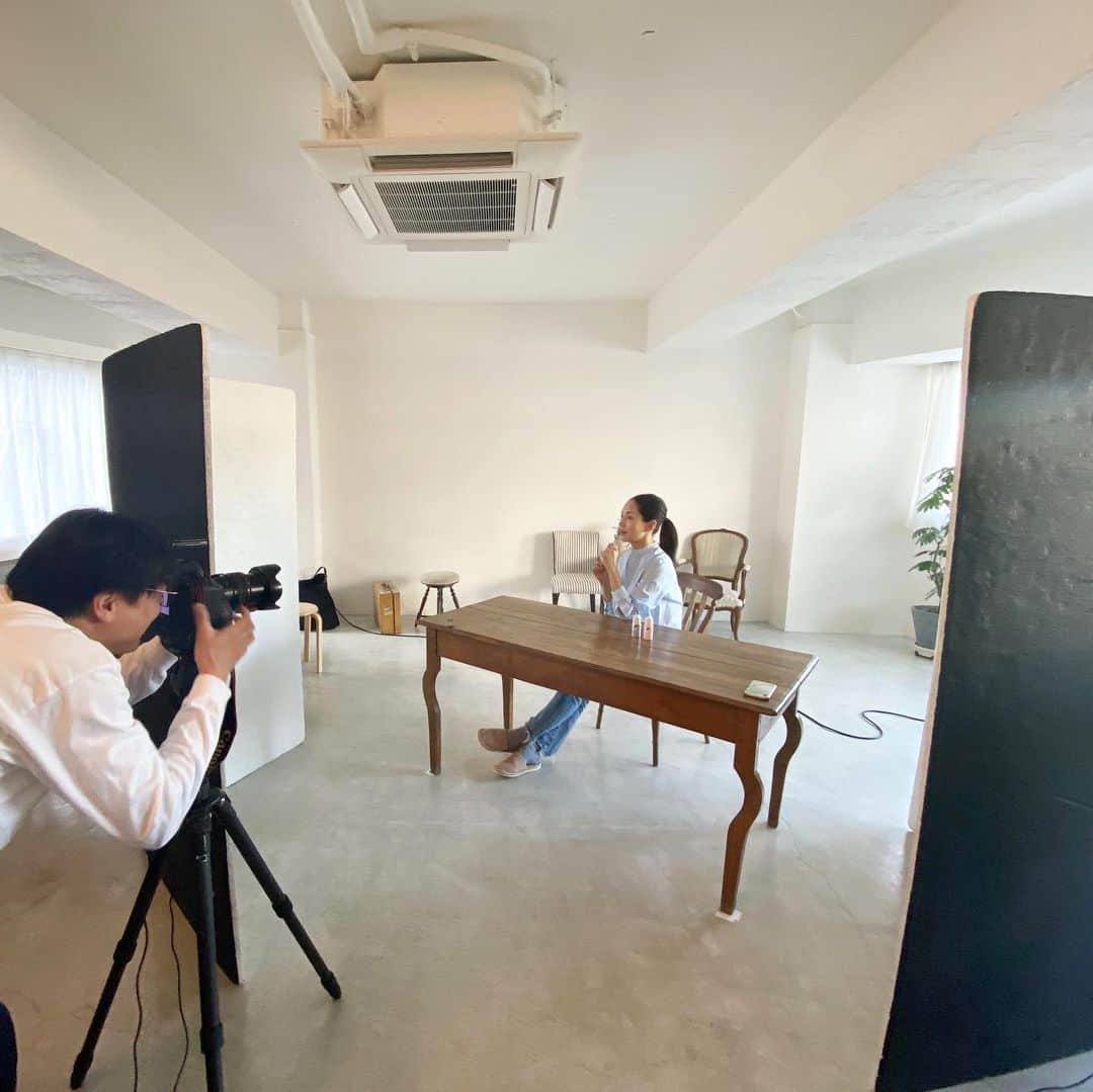 亀恭子のインスタグラム：「昨日のこと。 . . . とある取材にて。 . . 只今、産後でかなり体が丸いシルエット。 ハイゲージのニットを着ていると特に感じる… . . シャツはそんな悩みをカモフラージュする心強い味方です。 . . ちなみに撮影の為に塗ってもらったネイルに、 長男が真っ先に気づきました。 そういえばしばらく手をかけてない… . . 自分磨きも頑張ろ… 美容もだけど健康面も。 としみじみ考えた昨日。 . . #someday #thinking #お年頃 #40代 #まずは整体にいこ」
