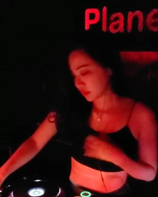 DJ mariennuのインスタグラム：「#dj してる時、口パクしがち🙋‍♀️」