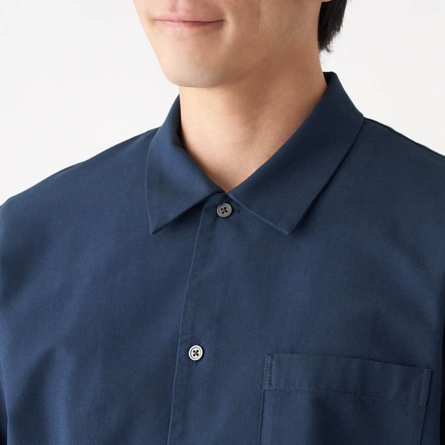無印良品さんのインスタグラム写真 - (無印良品Instagram)「【新商品】新疆綿オックスフォードシャツ しっかりとしたオックスフォードの生地でつくったシャツです。 - 紳士用のスクエアカットシャツは羽織りとしても使いやすいように、直線的に仕立てたシルエットが特長です。 - 婦人用の洗いざらしオックススタンドカラーシャツは綿本来の風合いを生かすために、洗いざらしで仕上げました。 - 環境にも、つくる人にもやさしいオーガニックコットンを使っています。  #無印良品 #MUJI #MUJIwear #シャツ #スタンドカラーシャツ #スタンドカラー #シャツコーデ #シャツ #shirt #shirts #レイヤード #重ね着 #綿 #cotton #オーガニックコットン #OrganicCotton」1月21日 16時00分 - muji_global