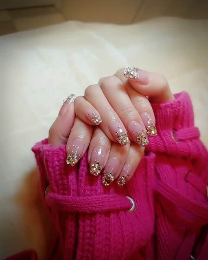 まき子のインスタグラム：「やっぱりキラキラやっちゃう💅✨✨ @nailmajic_ichibancho  #nails#キラキラネイル#ネイルデザイン2020#スワロフスキー」