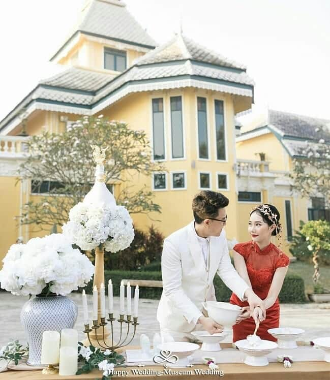 HappyWedding.Lifeさんのインスタグラム写真 - (HappyWedding.LifeInstagram)「จัดให้ครบพกมาแค่ชุด หมดห่วงทุกพิธี @museum_wedding . Museum Wedding♥ จับรวบควบทุกพิธี ทั้งพิธีหมั้น ไทย – จีน พิธีรับตัว ส่งตัว สวมแหวน พิธีฉลอง มีให้หมดทุกพิธีการ รวมทั้งพิธีกร พร้อมอุปกรณ์งานพิธีและ การจัดตกแต่งดอกไม้ แถมจัดเซ็ตอาหารแบบพรีเมี่ยม ในราคาพิเศษ 🌟🌟🌟🌟🌟 . ตั้งแต่ วันนี้ – 31 มกราคม 2563 พิเศษ! แพ็กเกจแต่งครบจบทุกพิธี . **♥ในราคาเพียง 179,999 บาท** . * เงื่อนไขเป็นไปตามที่กำหนด ระยะการจอง:  วันนี้ – 31 มกราคม 2563 . สถานที่: Museum Wedding . M U S E U M  W E D D I N G The Aesthetics of Thai Wedding Ceremony Bangkok Thailand Tel : +66 81 929 5626 Instagram : @museum_wedding Facebook : https://m.facebook.com/MuseumWedding/ Location : ห่างจากมหาวิทยาลัยมหิดล 15 นาที ถนนบรมราชชนนี กม.ที่ 29 ตำบล ขุนแก้ว อำเภอ นครชัยศรี Location : https://goo.gl/maps/w3gapQRMJu82 . . Detail on 🔽 https://happywedding.in.th/th/vendors/museum-wedding . . #Venue #weddingvenue #Thaiwedding #wedding #weddingmemories #weddingplanning #weddingthailand #weddingplanning #happywedding #happyweddingth #weddinginspiration #thailand #love #inspiraion #แต่งงาน #จัดงานแต่งงาน #สถานที่จัดงานแต่งงาน #สถานที่ถ่ายพรีเวดดิ้ง #พรีเวดดิ้ง #ตัดสินใจเลือกสถานที่แต่งงาน #สถานที่จัดงานแต่งแบบไทย . . ติดตามผู้ให้บริการด้านสถานที่จัดงานแต่งงาน >> #HWvenue」1月21日 16時20分 - happywedding.life