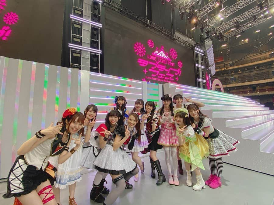 田野アサミさんのインスタグラム写真 - (田野アサミInstagram)「虹ヶ咲学園スクールアイドル同好会の皆🌈。 可愛こちゃん全員集合の中に混ざって撮りたいとお願いしました☺️👍🏻笑 前田ちゃんと、久保田ちゃん。こっそり撮ってもらった❄️♡. ありがとうーーー！！ #lovelive#ラブライブ#LOVELIVEFEST﻿#虹学 # 大西亜玖璃#楠木ともり#鬼頭明里#田中ちえ美#久保田未夢#相良茉優#指出毬亜#前田佳織里#村上奈津実」1月21日 16時33分 - tano_asami