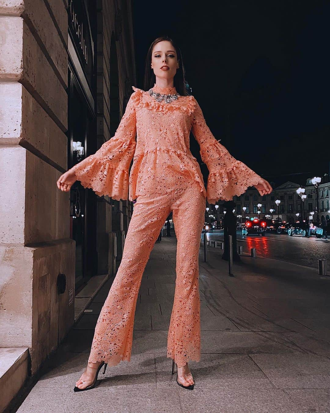 ココ・ロシャさんのインスタグラム写真 - (ココ・ロシャInstagram)「On my way to the @giambattistavalli couture exhibit last night in Paris. ✨」1月21日 16時39分 - cocorocha