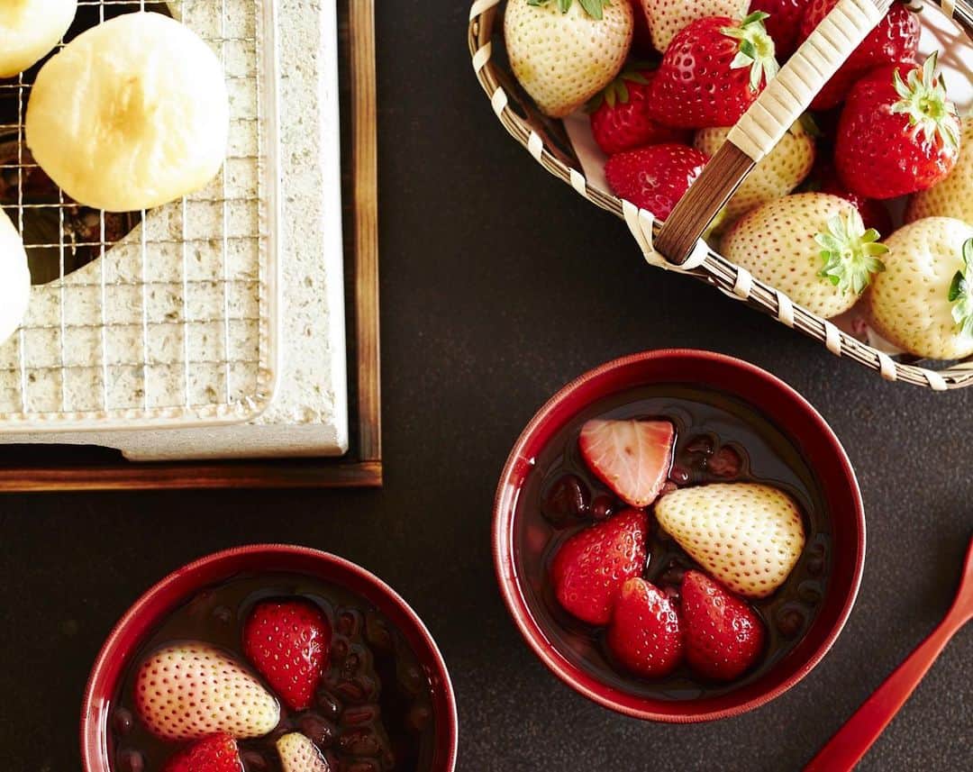 星野リゾートさんのインスタグラム写真 - (星野リゾートInstagram)「【温泉旅館でいちごを存分に味わう滞在】 ﻿ For a limited time only, Hoshino Resorts KAI hotels are offering "Strawberry Stay," uniquely incorporating strawberries into hot spring ryokan experience﻿ ﻿ 約50年連続でいちごの収穫量日本一を誇る栃木県。星野リゾートの温泉旅館ブランド「界」の栃木県内にある3施設では、いちごを存分に味わう「いちご滞在」プランをご用意しています。いちごの産地として有名な栃木県で、それぞれの施設ごとの特徴を取り入れた新しいいちごの食べ方や体験をご提案します。﻿ ﻿ 【界 日光】冬の奥日光を満喫する「絶景いちご滞在」﻿ 日光開山の地でありパワースポットで知られる関東屈指の霊峰「男体山」を一望できるロビーに、期間限定で「絶景茶屋」を設えます。夕陽と雪の鮮やかなコントラストや、ピンク色に染まる朝焼けを望みながら、希少な白いちごや日光名産の羊羹を使用した温かい甘味を提供します。﻿ ﻿ 【界 川治】温泉旅館でいちご摘み「里山いちご滞在」﻿ いちごのプランターを設えた水車小屋で、枝についたまま完熟した甘くジューシーな味わいのいちごを滞在中いつでも堪能できます。いちご摘みには、芳醇な香りと甘みの中に適度な酸味がある「とちおとめ」を用意します。﻿ ﻿ 【界 鬼怒川】旬のいちごを食べ比べ「民藝いちご滞在」﻿ 果肉が柔らかく県内でしか味わえないといわれる大粒で甘い「とちひめ」を含むいちごの食べ比べや、お菓子を用意します。300の可愛らしい器が並ぶ豆皿ギャラリーから好みの豆皿を選び、いちごやお菓子を盛り付けて楽しむことができます。﻿ ﻿ 他にも施設では様々な「いちご体験」をご用意しています。栃木を代表する名産品であるいちごを、ぜひ余すことなく堪能ください。﻿ ﻿ #HoshinoResorts #星野リゾート #Kai #界 #KaiKawaji #界川治 #KaiKinugawa #界鬼怒川 #KaiNikko #界日光 #Tochigi #Nikko #KawajiOnsen #栃木県 #日光市 #川治温泉 #鬼怒川温泉 #日光旅行 #Nikkohotel #luxuryresort #JapaneseHotels #Ryokan #Hotspring #Onsen #travelJapan #ig_Japan #JapanTravel #いちご #strawberry」1月21日 16時50分 - hoshinoresorts.official