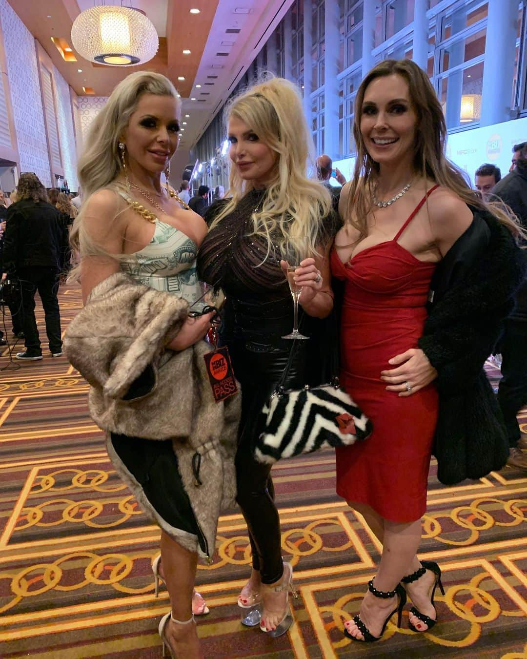 ターニャ・テイトさんのインスタグラム写真 - (ターニャ・テイトInstagram)「With beautiful busty babes @ninacochina69 #taylorwayne #xbiz #xbizawards」1月21日 16時43分 - tanyatate