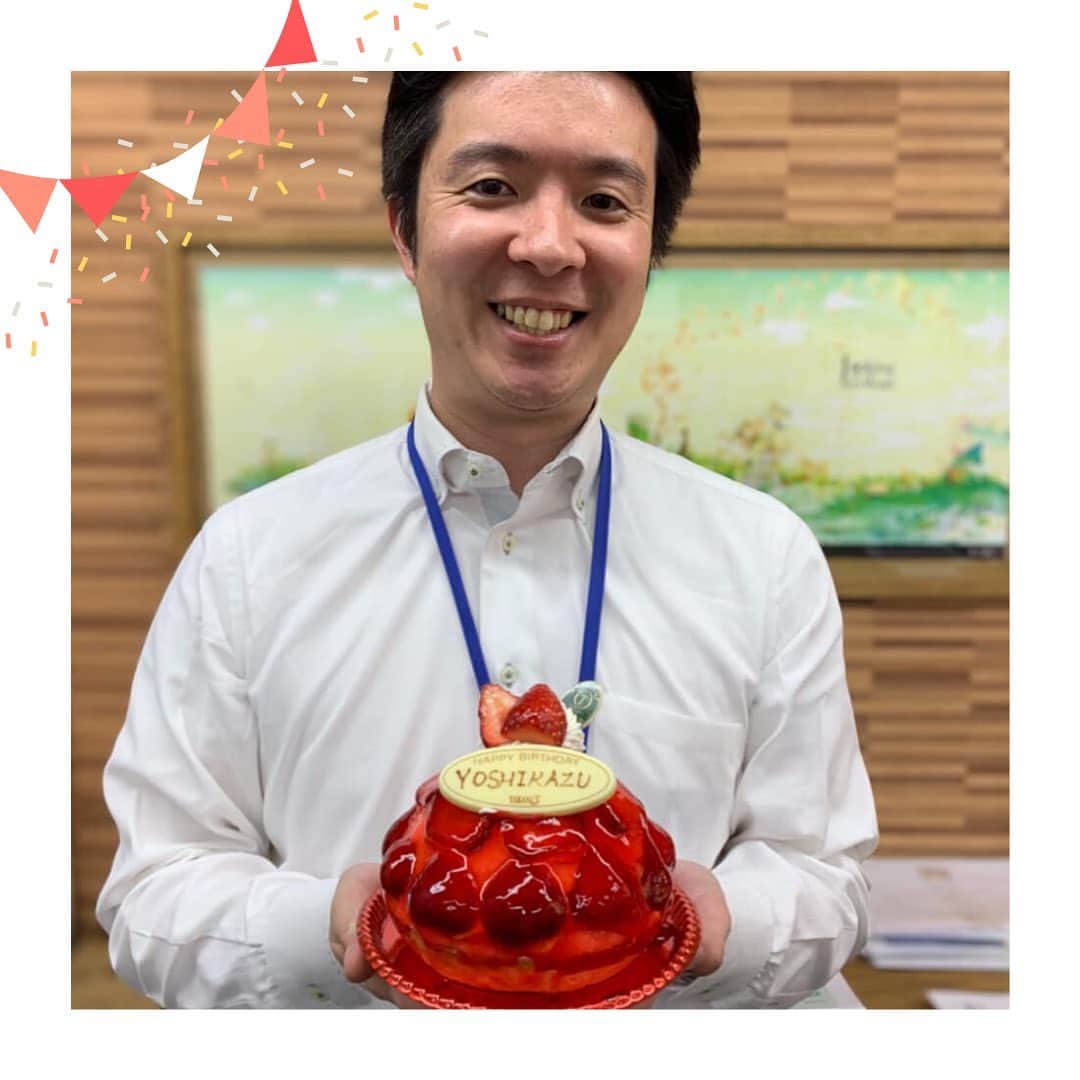 株式会社 新大陸さんのインスタグラム写真 - (株式会社 新大陸Instagram)「． ♪ HAPPY BIRTHDAY ヾ(・ｃ_・o)ﾉ♪ . 新大陸では、スタッフの誕生日にホールケーキのプレゼントしています。 ． 本日は東京オフィスのディレクター・でづかさんの誕生日！ ． いちご好きなでづかさんのために、真っ赤ないちごをたっぷり使用したケーキをチョイス。 ． センスよく添えられたレターボードは、インテリア好きなまみさんが用意してくれました。 ． 照明を落としたオフィスでろうそくに火を灯し、東京オフィススタッフみんなでお祝いタイム。全社員からのメッセージが詰まった寄せ書きも一緒にプレゼントしました！ ． いくつになってもうれしい誕生日！素敵な１年を☆彡 ． #新大陸 #shintairiku #SNS #マーケティング #ウェブマーケティング #SNSマーケティング #浜松 #東京 #大阪 #福岡 #誕生日 #誕生日会 #birthday #happybirthday #お祝い #いちご #いちご好き #バースデーケーキ #新宿高野 #いちごのケーキ」1月21日 16時45分 - shintairiku.co.ltd