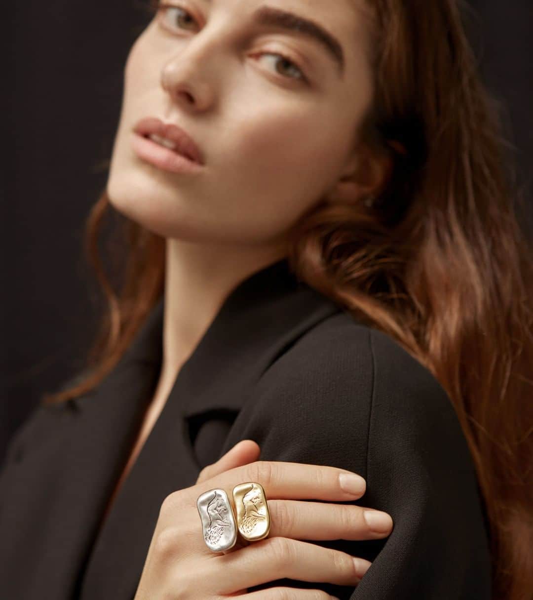 グーセンス パリのインスタグラム：「Lion signet rings from our collaboration with Harumi Klossowska de Rola. . . #Goossens #lion #rings #yellow #white #gold #brass @harumiklossowskaderola @Claratlan」