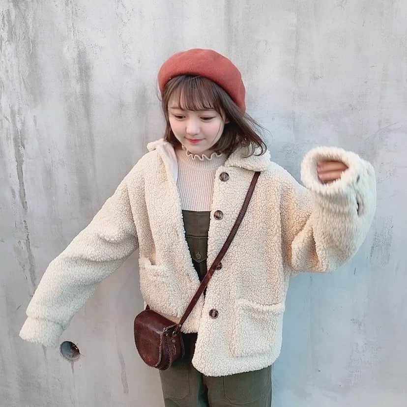 みさねのインスタグラム：「最後🤣 ㅤ とってもお久しぶりです！ずっと体調悪くて更新できてませんでした🙇🏻‍♀️💦みなさんもお気をつけて！！！ ㅤ フォローしててくれる方々ありがとうございます大好きです😢💕 ㅤ イベントもありがとうございました(遅すぎてごめんなさい ㅤ 今までで1番人がたくさん来てくれて嬉しかった幸せでした🥺💕でも最高にコンディション悪くて顔が本当にブスだったから次も来てくださいもうちょいマシな顔でお会いさせてください、（笑） ㅤ このカーキのかわいいオーバーオールはひかるさん @ustkaaa がプロデュースしてる @wm_official__ のものです✊🏻❤️ ㅤㅤ ボアコートとニットトップス、ベレー帽は @same_official__ のものです！ ㅤ バッグと靴は古着屋さんで買いました👌🏻 ㅤ #冬コーデ #ボブ #ボブアレンジ #ベレー帽 #ベレー帽コーデ #ボアブルゾン #ボア #ボアジャケット #ボアコート #オーバーオール #古着女子」
