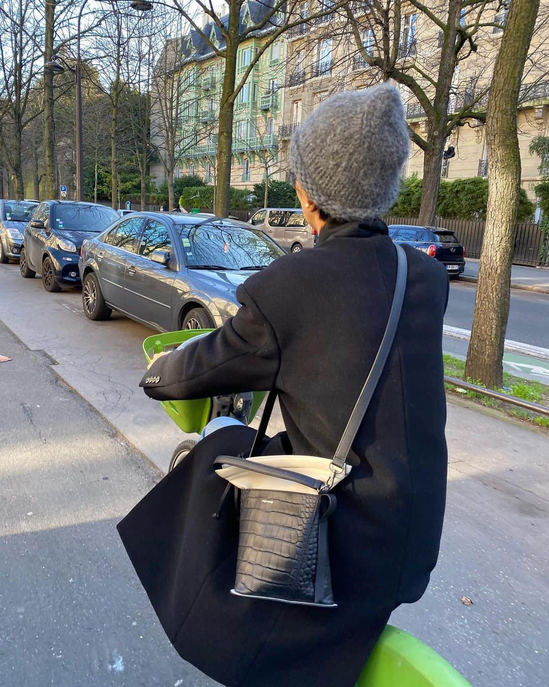 キム・ナヨンさんのインスタグラム写真 - (キム・ナヨンInstagram)「#광고  빠리의 공유 자전거 'Velib'🚲 빌리기도 쉽고 잠깐씩 타면 재밌더라구요. 여행가시면 도전해 보세요 🚴🏻‍♀️ 'Lime' 이라고 전동 쌩쌩이도 있던데 저는 그거 무서워서 못타겠더라구요 🙄」1月21日 16時59分 - nayoungkeem