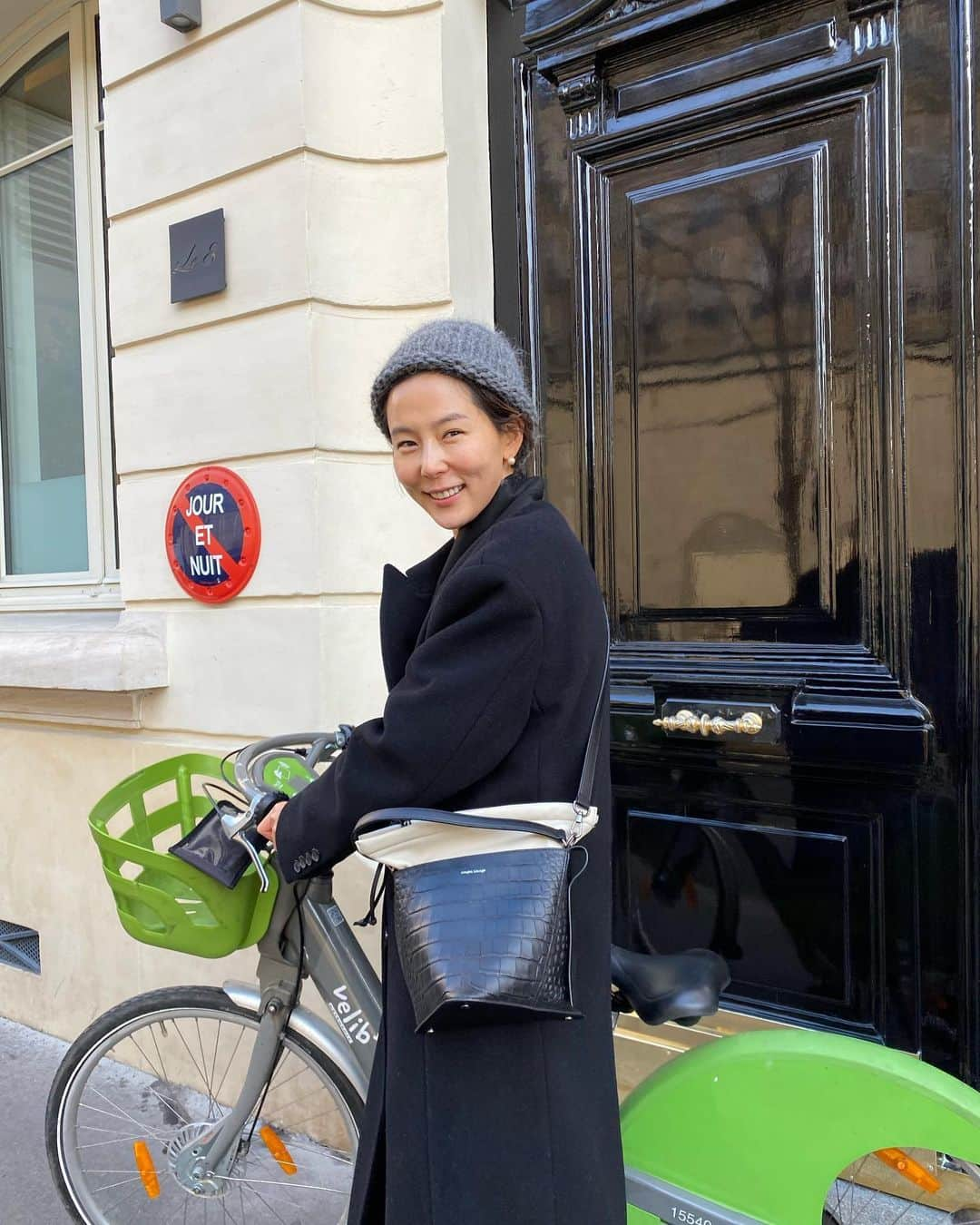 キム・ナヨンさんのインスタグラム写真 - (キム・ナヨンInstagram)「#광고  빠리의 공유 자전거 'Velib'🚲 빌리기도 쉽고 잠깐씩 타면 재밌더라구요. 여행가시면 도전해 보세요 🚴🏻‍♀️ 'Lime' 이라고 전동 쌩쌩이도 있던데 저는 그거 무서워서 못타겠더라구요 🙄」1月21日 16時59分 - nayoungkeem