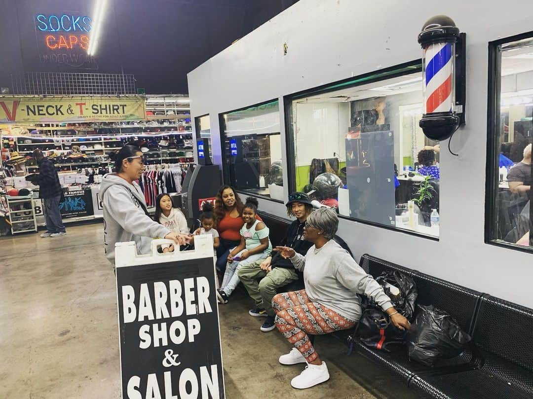 TOMO さんのインスタグラム写真 - (TOMO Instagram)「LAのbarber shop前にて井戸端会議に参加させていただきましたw  ローカル感すごいw  #dapump #la #supermall #slausonsupermall #slauson」1月21日 16時52分 - dp_tomo0561