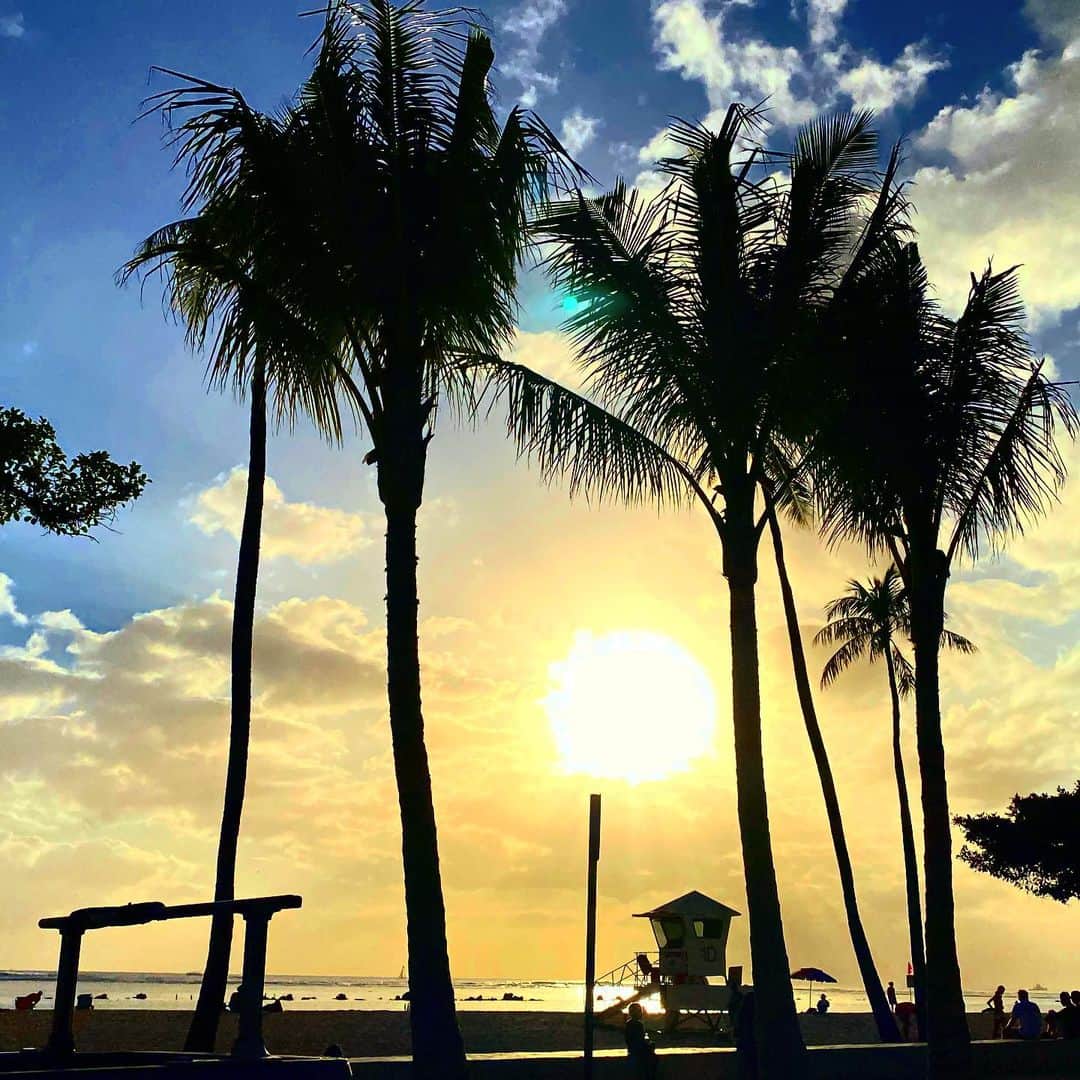 マキ・コニクソンさんのインスタグラム写真 - (マキ・コニクソンInstagram)「今日の夕日@Ala Moana Beach Park! 🙏🏻🙏🏻 #ハワイのおすそ分け🤙🏼」1月21日 16時54分 - makikonikson