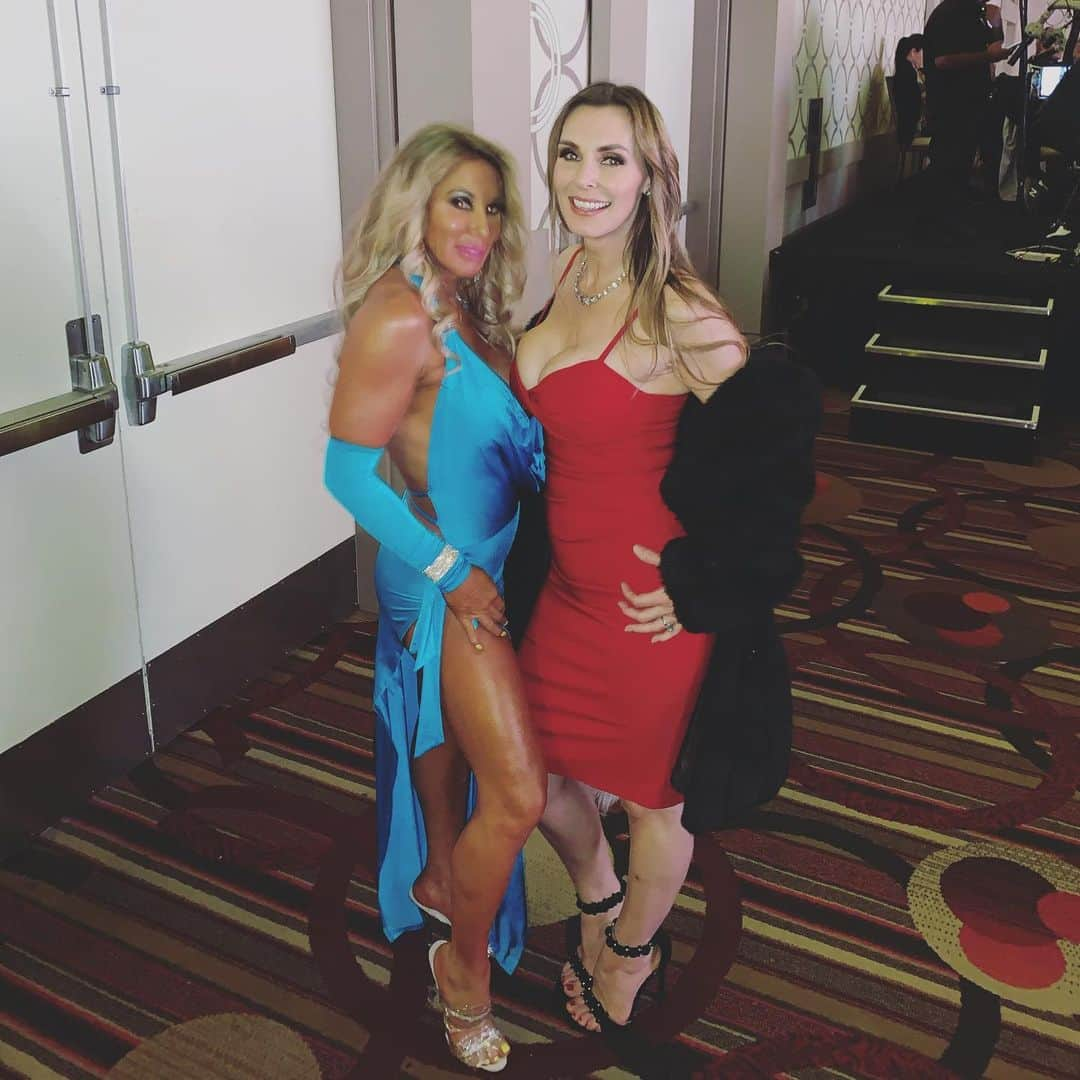 ターニャ・テイトさんのインスタグラム写真 - (ターニャ・テイトInstagram)「The light was a bit low but still got to hug sexy #farrahdahl 💃🏼🥰 #xbiz #xbizawards」1月21日 16時57分 - tanyatate