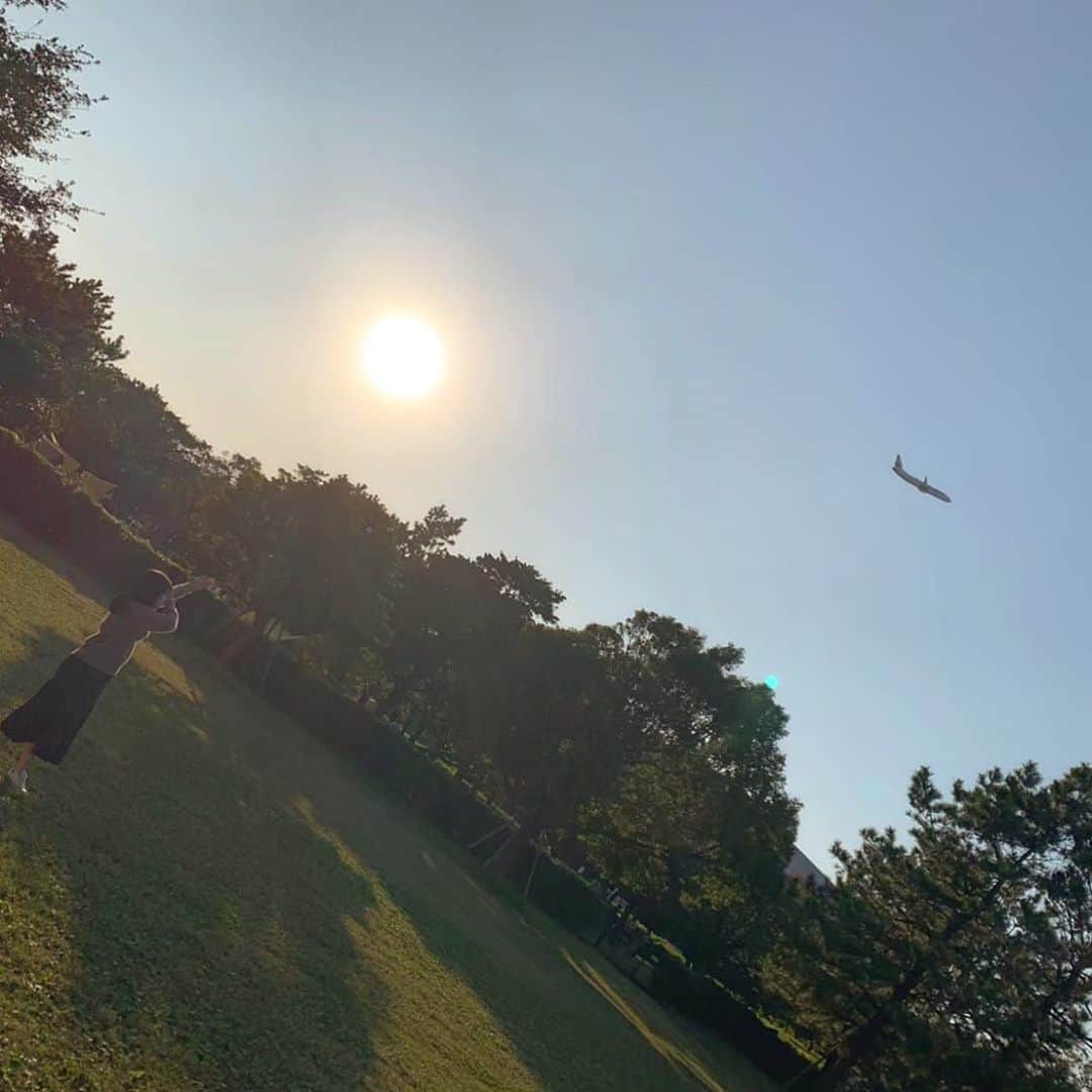 堺美紗稀さんのインスタグラム写真 - (堺美紗稀Instagram)「. 大好きな飛行機をみてる私✈︎ 太陽に負けて見えなかった笑 #飛行機 #公園」1月21日 16時57分 - misaki__sakai