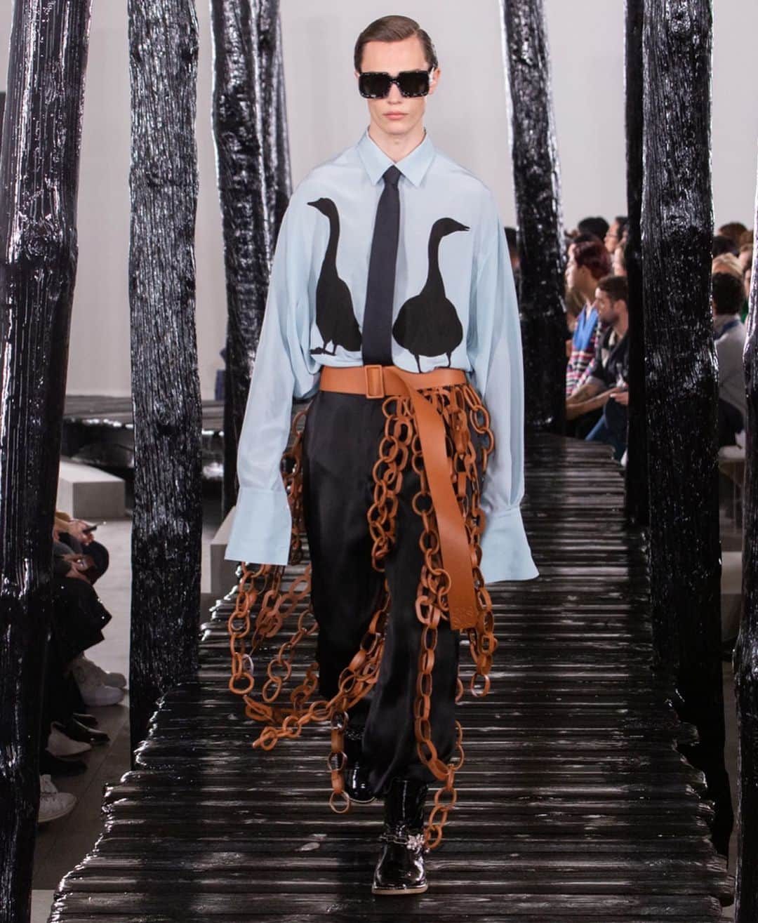LVMHさんのインスタグラム写真 - (LVMHInstagram)「The Fashion Week started in Milan and Paris, highlighting once again the exceptional savoir-faire and creativity of our Maisons.  The LOEWE Fall Winter 2020 2021 collection pairs textures and forms in blunt juxtapositions of opacity and shine, curves and perpendicularity, satin and double face wool, crystals and knit, double-breasted and prom dress, kinetic motifs and plainness.  Creative director Jonathan Anderson works on notions of motion and tension, with a sense of optimism pushed to an obscure edge.  Function is reduced, or twisted; definitions are blurred. A blazer is meant as outerwear, army shorts resemble a skirt, sleeves are elongated, a cape is morphed into a coat.  #LOEWEFW20 #LOEWE #ParisFashionWeek #PFW #Menswear」1月21日 17時06分 - lvmh
