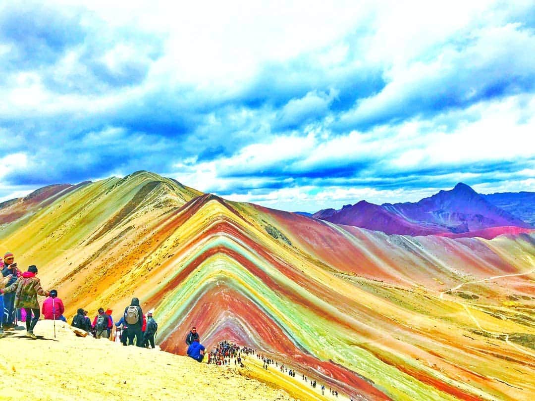 旅行比較サイト・トラベルコ 理想の旅を、いちばん安く。さんのインスタグラム写真 - (旅行比較サイト・トラベルコ 理想の旅を、いちばん安く。Instagram)「#ペルー の主要都市 #クスコ から日帰りで行ける観光地としてひそかに話題を集めている #レインボーマウンテン （正式名称「 #ビニクンカ山」）。カラフルな地層がマーブル状の模様を織りなす、まさに虹の山です。地球温暖化により氷が溶けて現れたこの新名所に、トラベルコスタッフが行ってきました！  登山口ですでに標高4,600m。ここから約8キロのトレッキングです。途中、ガイドさんや現地の方が「レンタルホース？」と声をかけてくれるので、体力に自信がない方は迷わずお願いしましょう。トラベルコスタッフも途中でギブして馬🐴に乗りました…が、お馬さんも山頂までは連れて行ってくれないため、あとちょっと！　残り500mぐらいなのに！　というところで降ろされました😭  最後の激坂を力をふりしぼって登りきると…そこには感動の景色が。標高5,036m。人生で一番高い場所にいた瞬間です。  道中は #アルパカ と記念撮影（有料）もできます📸カラフルな衣装を身にまとったアルパカ、かわいい💛  新しい観光地だけあって、一般向けにツアーが始まったのもここ数年のことなんだそう。#マチュピチュ に次ぐ人気を集めつつあるペルーの絶景スポット、「行ってみたい！」という方は、高山病対策をしっかりした上で楽しんでくださいね⛰ *﻿ *﻿ *﻿ あなたが訪れた旅先での写真に《 @travelko_chan 》《 #トラベルコ 》《 #travelko 》とタグ付けして投稿してみてください！こちらのアカウントで紹介させていただくかもしれません♪﻿ *﻿ *﻿ *﻿ #南米 #southamerica #peru #cusco #perutravel #rainbowmountain #machupicchu #海外旅行 #travel #trip #sightseeing #フォトジェニック #旅行好きな人と繋がりたい #女子旅 #一人旅 #カメラ女子 #カメラ男子 #instatravel #travelgram #instagood #travelko #トラベルコ #トラベルコちゃん﻿」1月21日 17時06分 - travelko_official