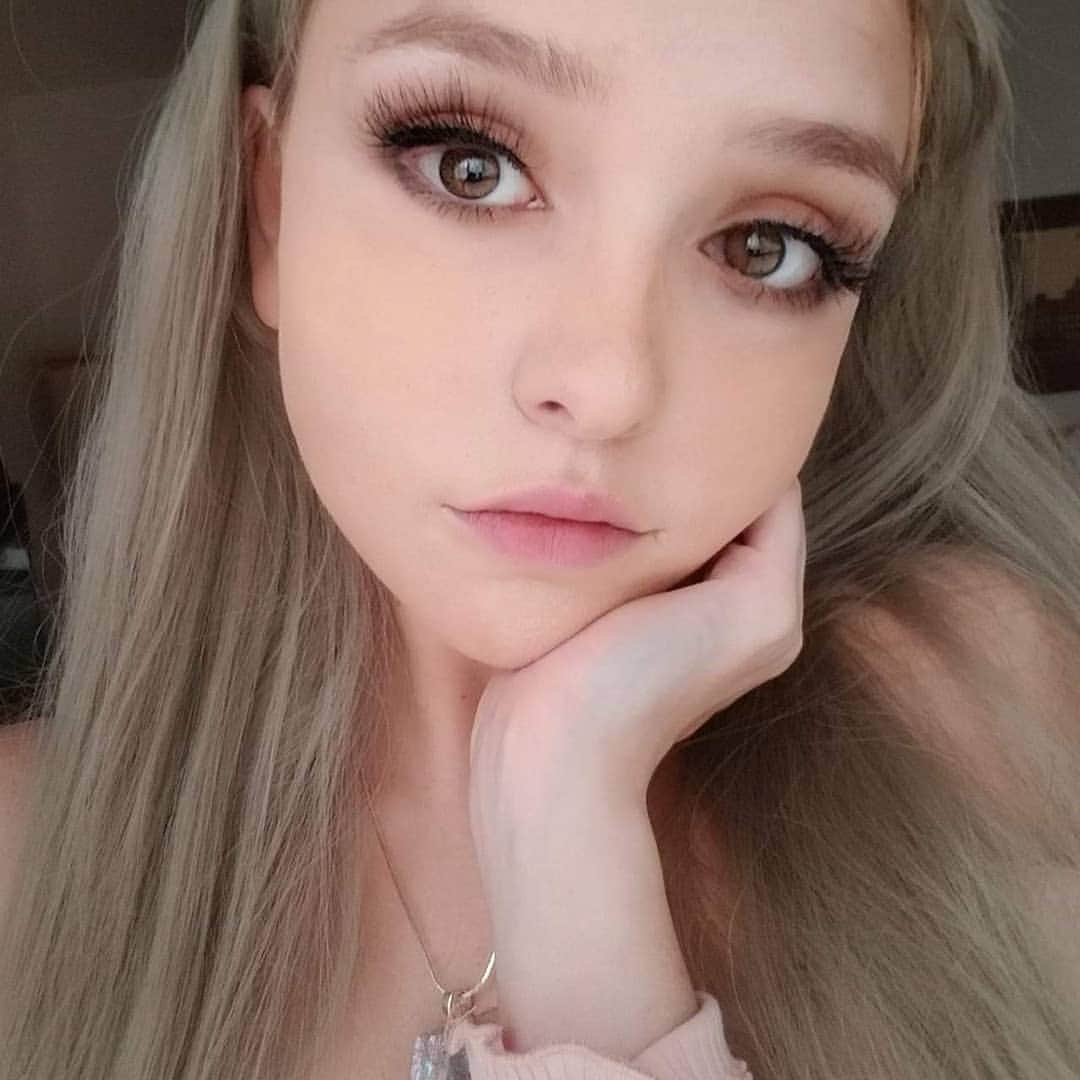 ケリーのインスタグラム：「Hello everyone!! No I am not dead and yes I am back!! Social media was very damaging to my mental health and I needed a break. But here I am! I'm also going to be overhauling my feed a bit so yee  I luv u all thanks for sticking around」