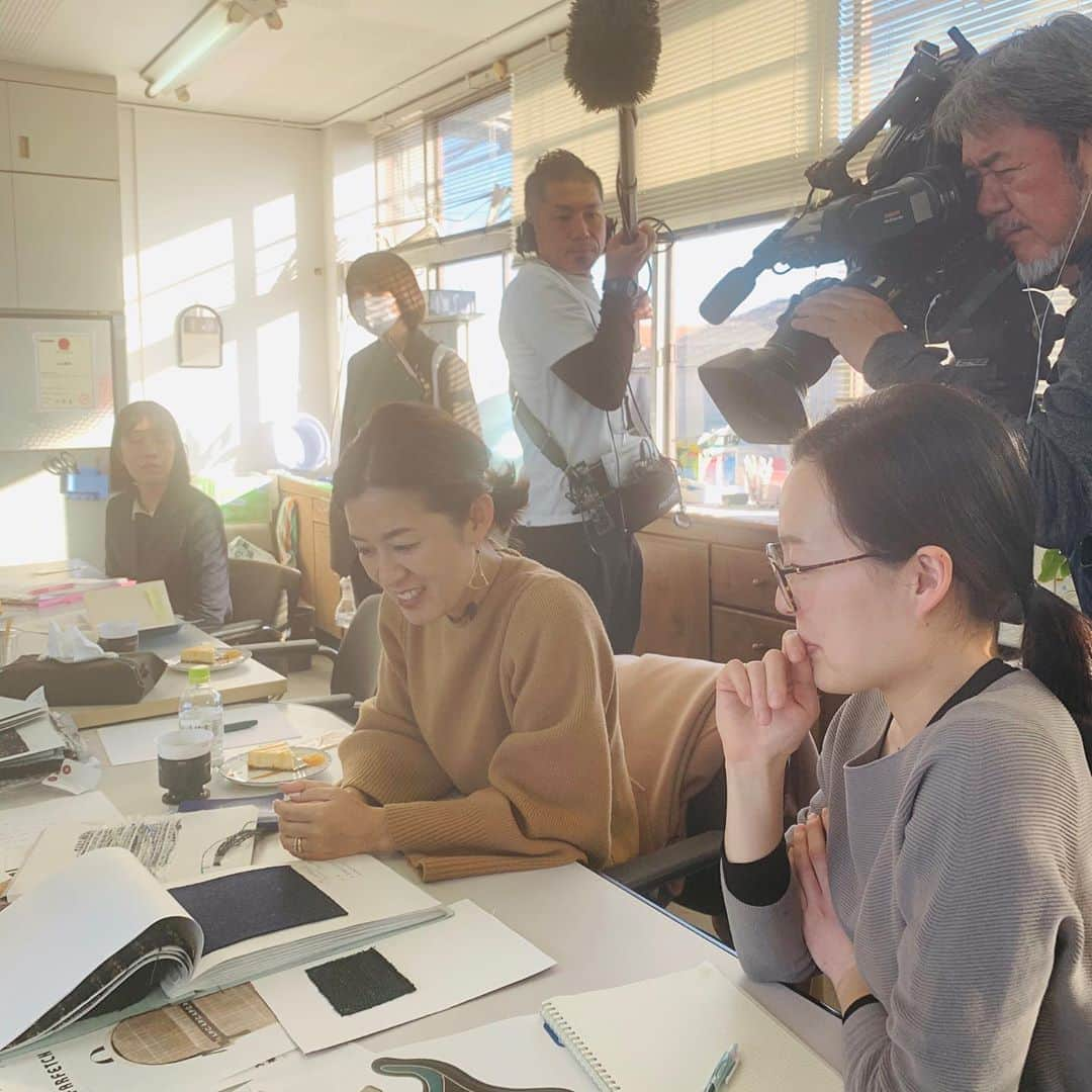 大草直子さんのインスタグラム写真 - (大草直子Instagram)「愛知県津島市におりました♡楽しい、楽しいコラボレーションが進行中です。今日は東海テレビの密着もあり、ワクワクが止まらない感じ（笑）。日焼け後の顔色を気にして、優しいミルクティー色のニットとコートにしました。さ、東京に帰ります！  @cyclasofficial  @seasonstylelab  #hayward #sergiorossi  #unitedarrows #つけている口紅は @naturaglace_official の #カシミヤベージュ #斜めがけのバッグは @unitedarrows_official で買った @haywardluxury」1月21日 17時17分 - naokookusa