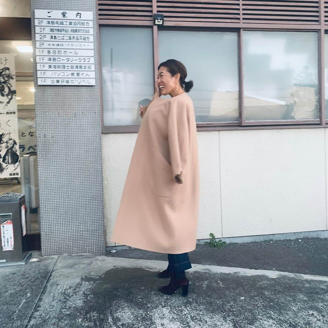 大草直子さんのインスタグラム写真 - (大草直子Instagram)「愛知県津島市におりました♡楽しい、楽しいコラボレーションが進行中です。今日は東海テレビの密着もあり、ワクワクが止まらない感じ（笑）。日焼け後の顔色を気にして、優しいミルクティー色のニットとコートにしました。さ、東京に帰ります！  @cyclasofficial  @seasonstylelab  #hayward #sergiorossi  #unitedarrows #つけている口紅は @naturaglace_official の #カシミヤベージュ #斜めがけのバッグは @unitedarrows_official で買った @haywardluxury」1月21日 17時17分 - naokookusa