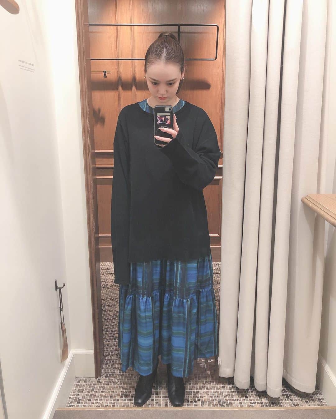 西本早希のインスタグラム：「・ 最近1番お気に入りのワンピース ！ サーマルほしくて試着したら  この組み合わせ好きで このままお買い上げ〜 💙🖤」