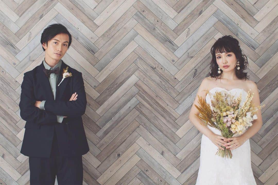 CLAIREのインスタグラム：「ヘリンボーン柄の壁の前で、ちょっとクールでカジュアルな一枚も✨ ・ @clairebridalstudio」