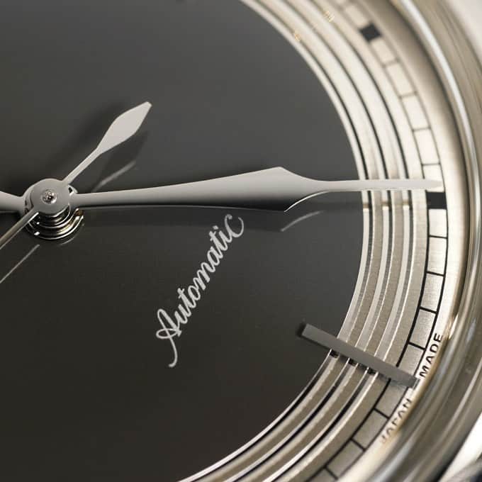 TiCTACさんのインスタグラム写真 - (TiCTACInstagram)「「CHRONO TOKYO」CLASSIC 各¥240,000+tax 独立時計師の浅岡肇さんがデザイン・設計する機械式自動巻腕時計「クロノトウキョウ」から新作『CLASSIC』が登場。２トーンダイヤルにクロコダイルストラップを合わせた会心作、浅岡さんのこだわりが凝縮されています。(機械式自動巻Cal. MIYOTA 90S5、外径37mm. 生産数各色100点)  1月22日（水）11時より各20点をTiCTAC直営オンラインストアで販売します。詳しくはプロフィールに表示しているURLから公式サイトのご案内記事をご覧くださいませ。https://www.tictac-web.com/newproducts/detail/?nid=607  #時計　#腕時計　#機械式時計  #自動巻時計　#浅岡肇　#hajimeasaoka #chronotokyo #クロノトウキョウ　#クロノトウキョウブルズアイ　#ブルズアイ　#腕時計くら部  #腕時計好き  #腕時計倶楽部  #tictac #tictacwatchshop #チックタック」1月21日 17時14分 - tictac_press